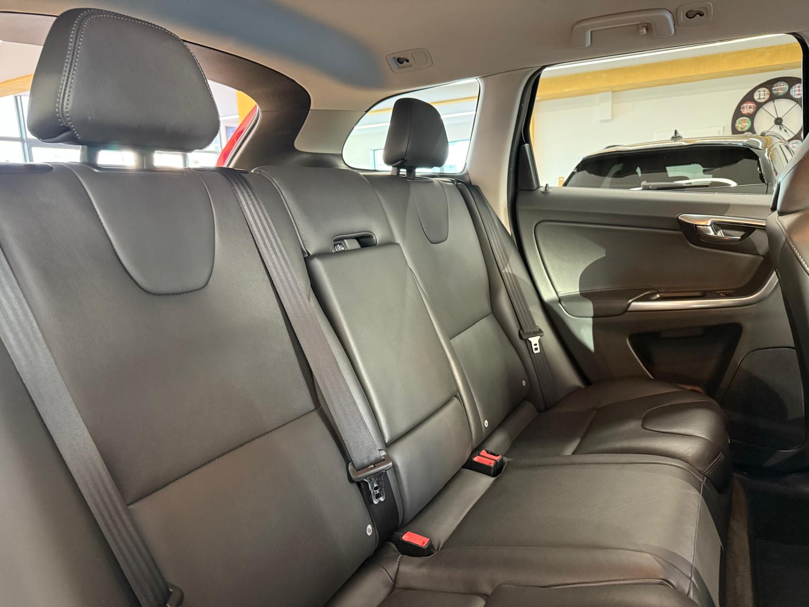 VOLVO XC60 D5 AWD Summum Geartronic-image-17