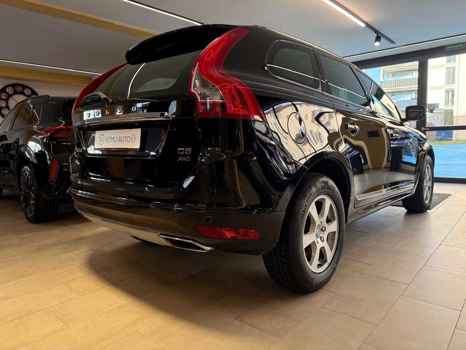 VOLVO XC60 D5 AWD Summum Geartronic-showroom-element-2