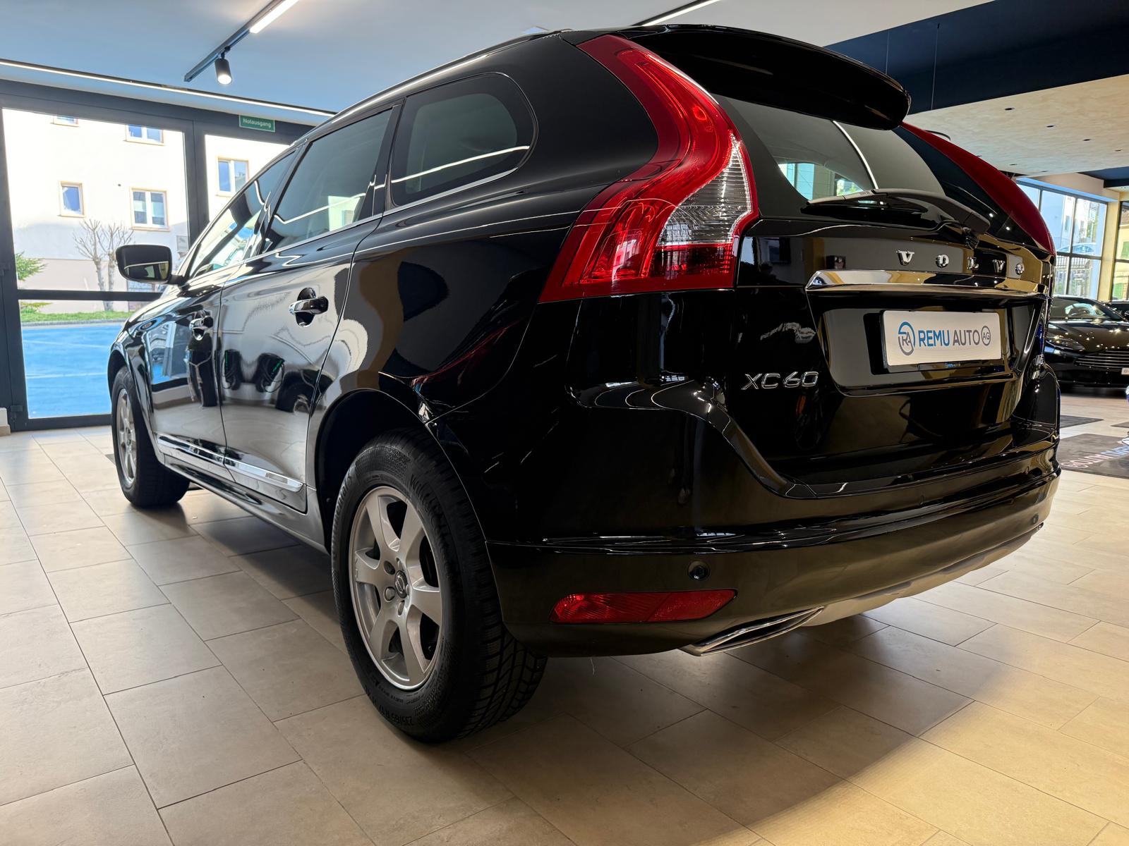 VOLVO XC60 D5 AWD Summum Geartronic-showroom-element-3