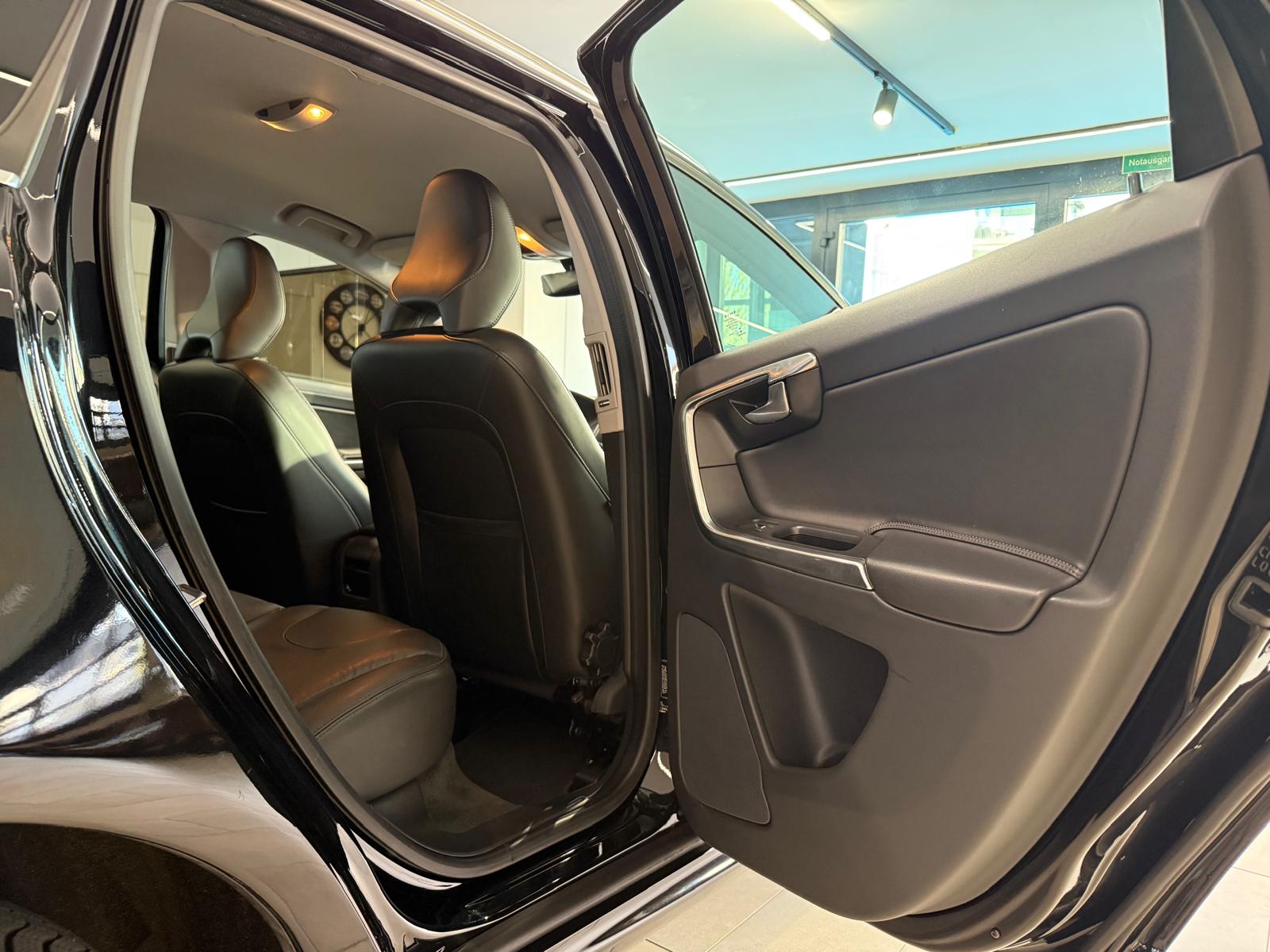VOLVO XC60 D5 AWD Summum Geartronic-image-15