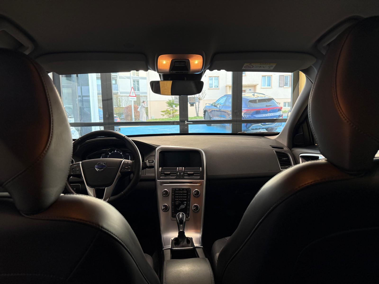 VOLVO XC60 D5 AWD Summum Geartronic-image-18