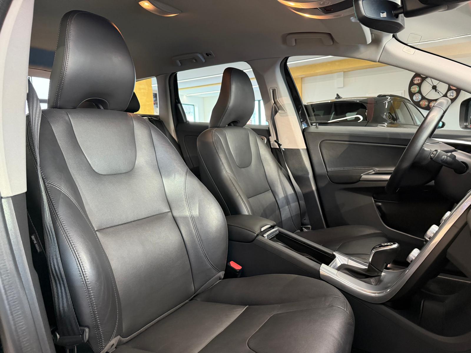 VOLVO XC60 D5 AWD Summum Geartronic-image-14