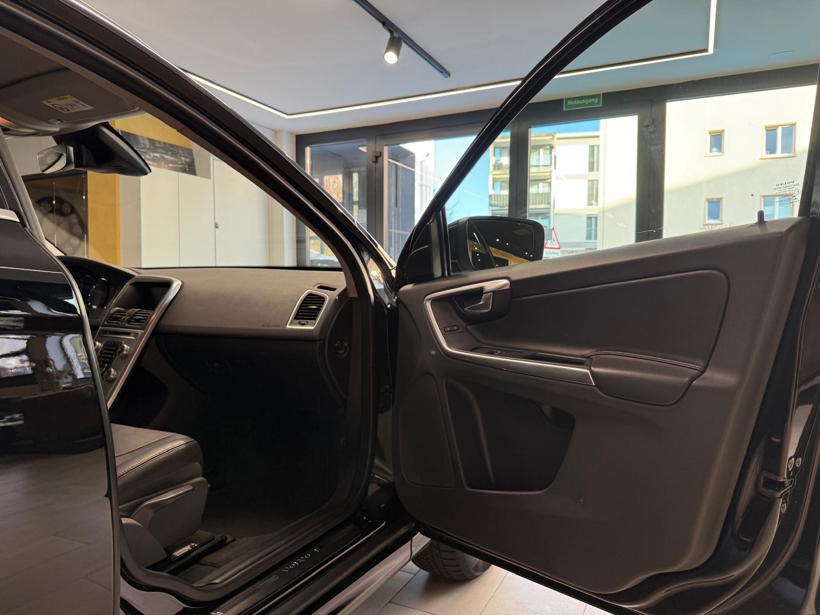 VOLVO XC60 D5 AWD Summum Geartronic-image-11