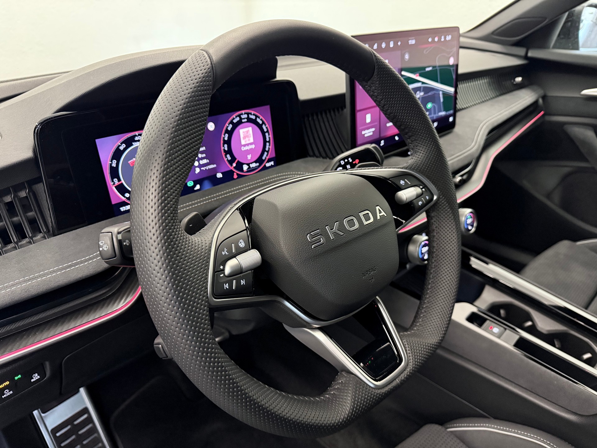 SKODA Superb Combi Sportline 2.0 TDI 4x4 DSG-image-17