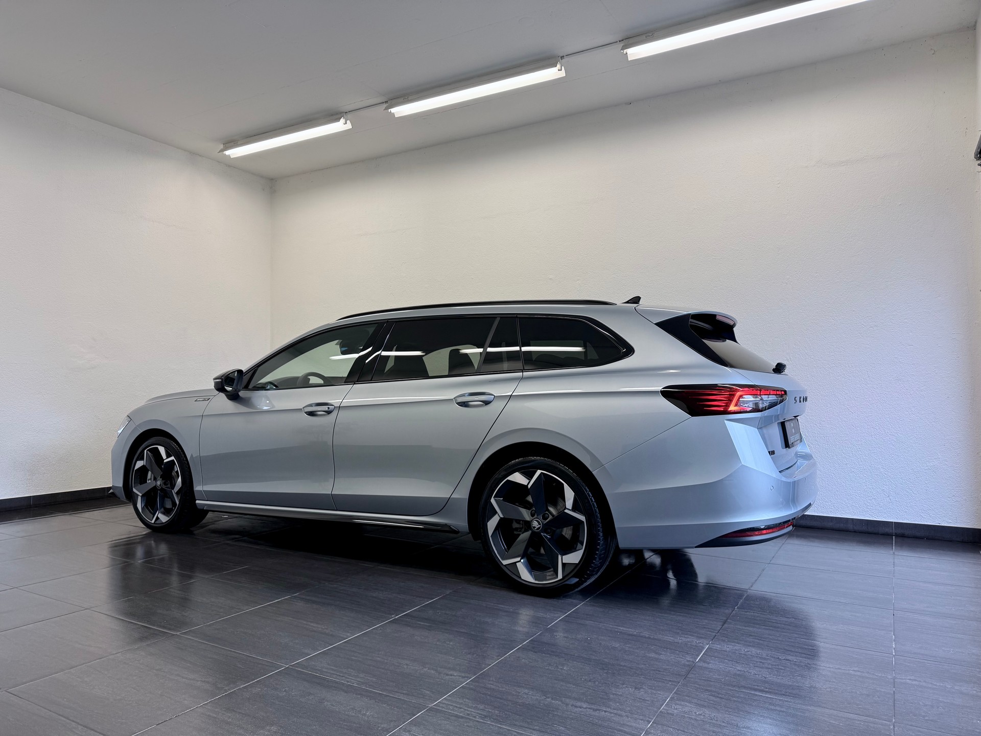 SKODA Superb Combi Sportline 2.0 TDI 4x4 DSG-image-8
