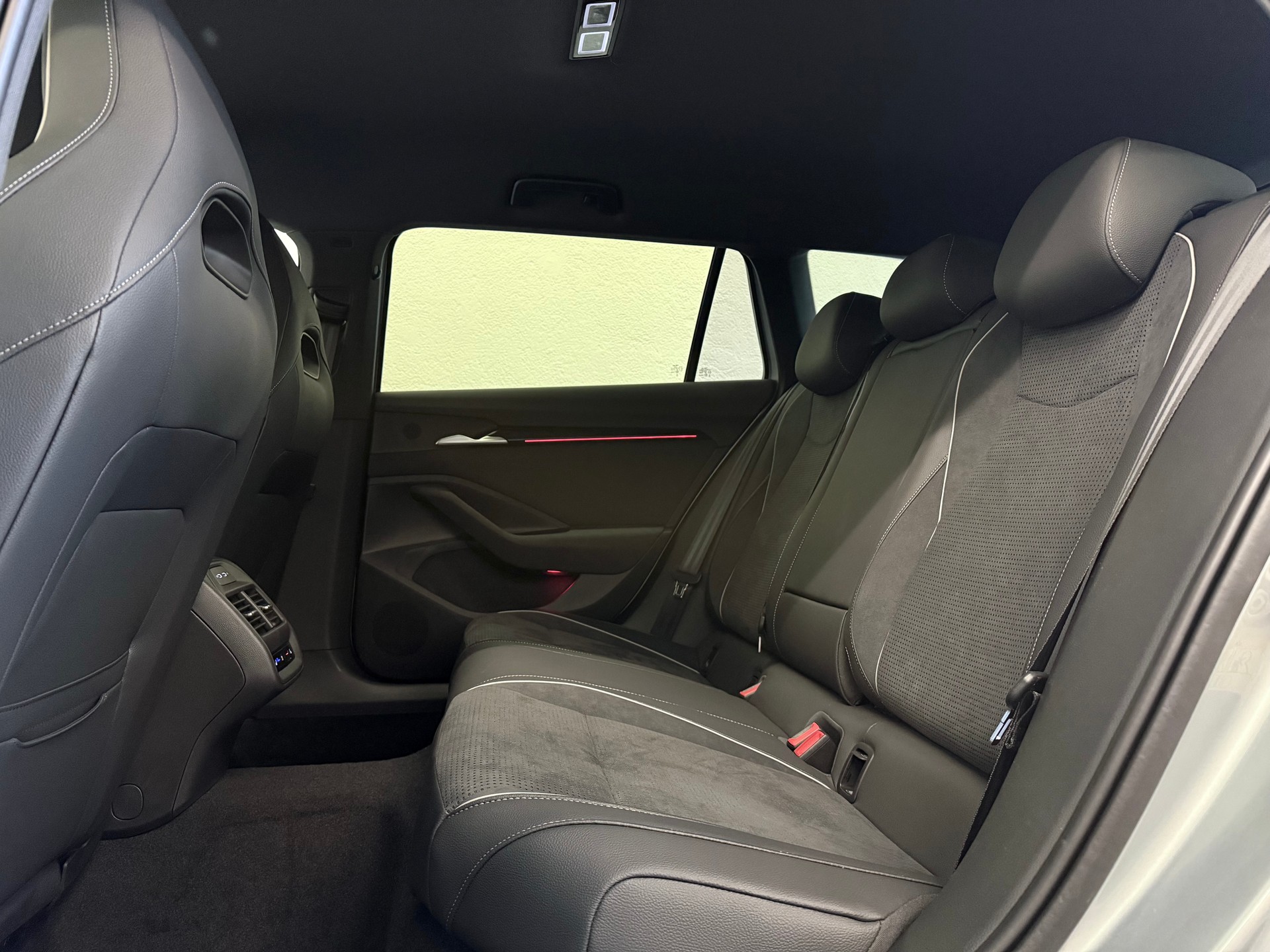 SKODA Superb Combi Sportline 2.0 TDI 4x4 DSG-image-23