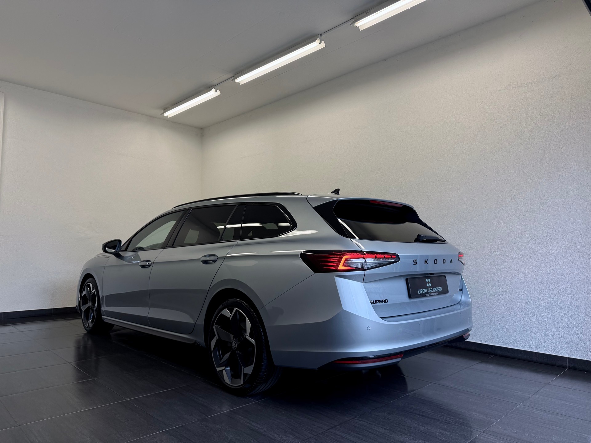 SKODA Superb Combi Sportline 2.0 TDI 4x4 DSG-image-9