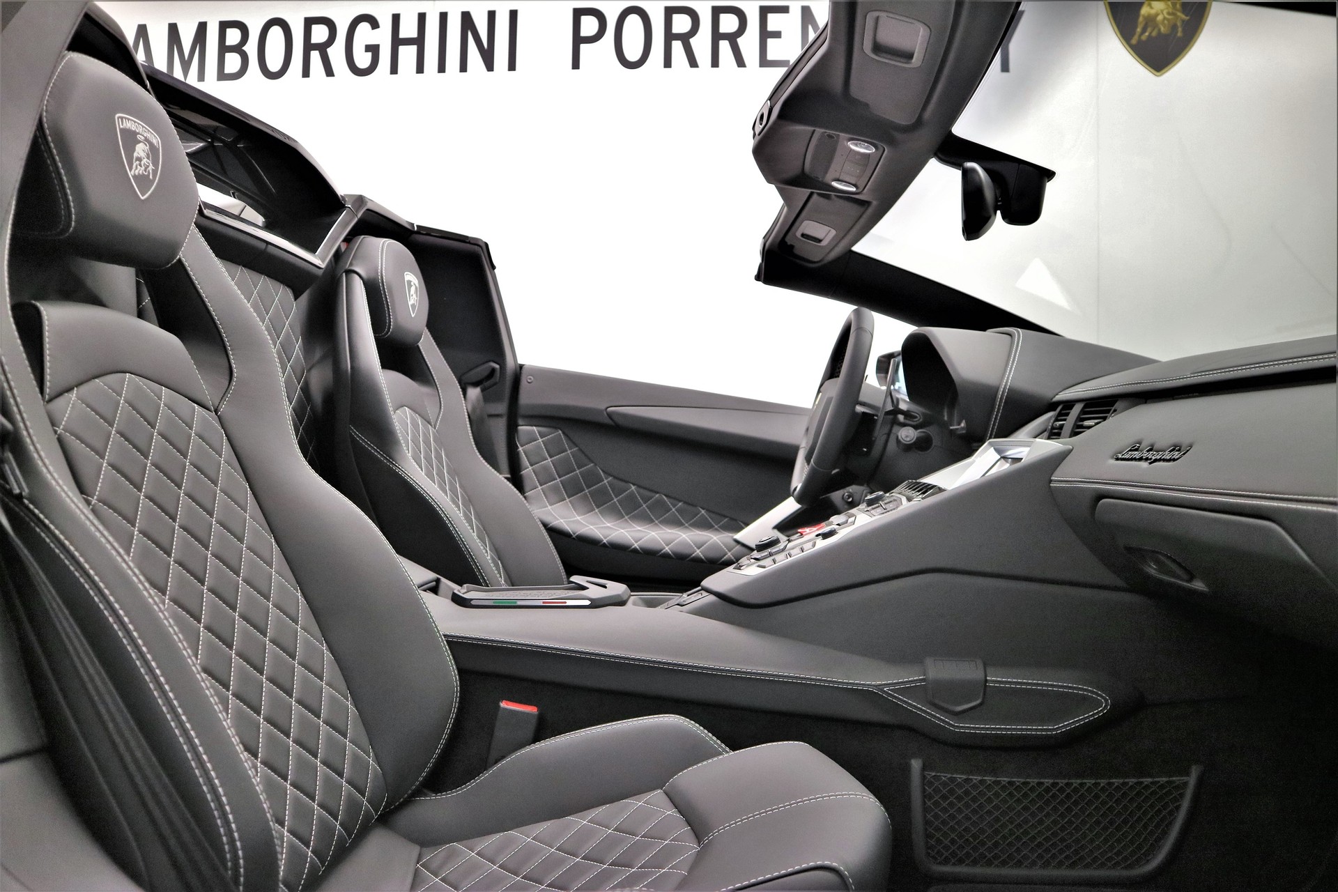 LAMBORGHINI Aventador S LP740-4 Roadster E-Gear-image-4