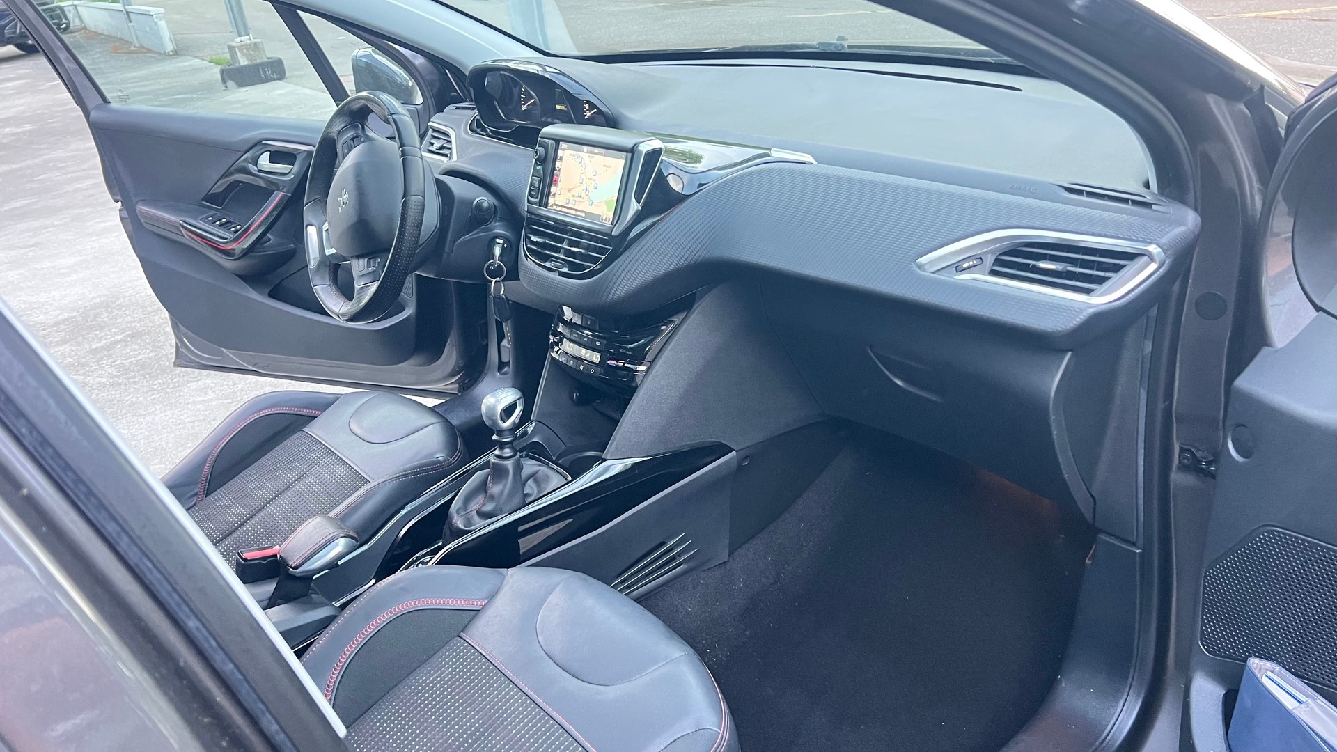 PEUGEOT 2008 1.2 PureTech GT Line-image-7