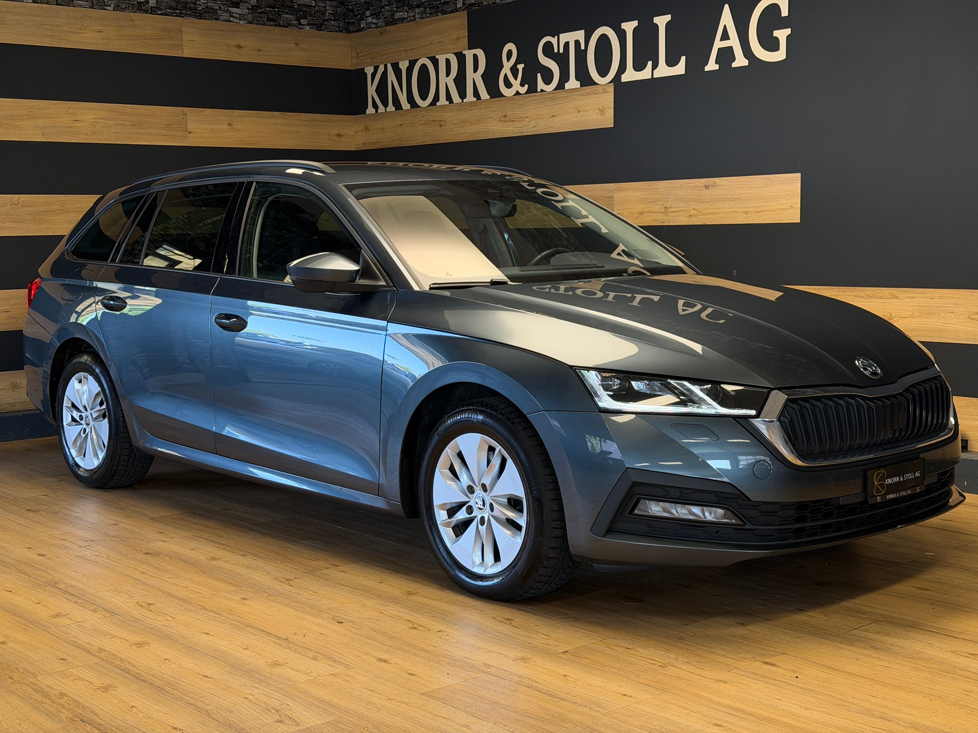 SKODA Octavia Combi 2.0 TDI DSG Ambition 4x4-showroom-element-2