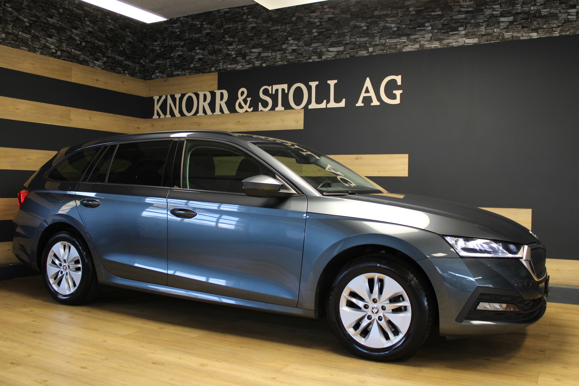 SKODA Octavia Combi 2.0 TDI DSG Ambition 4x4-showroom-element-2