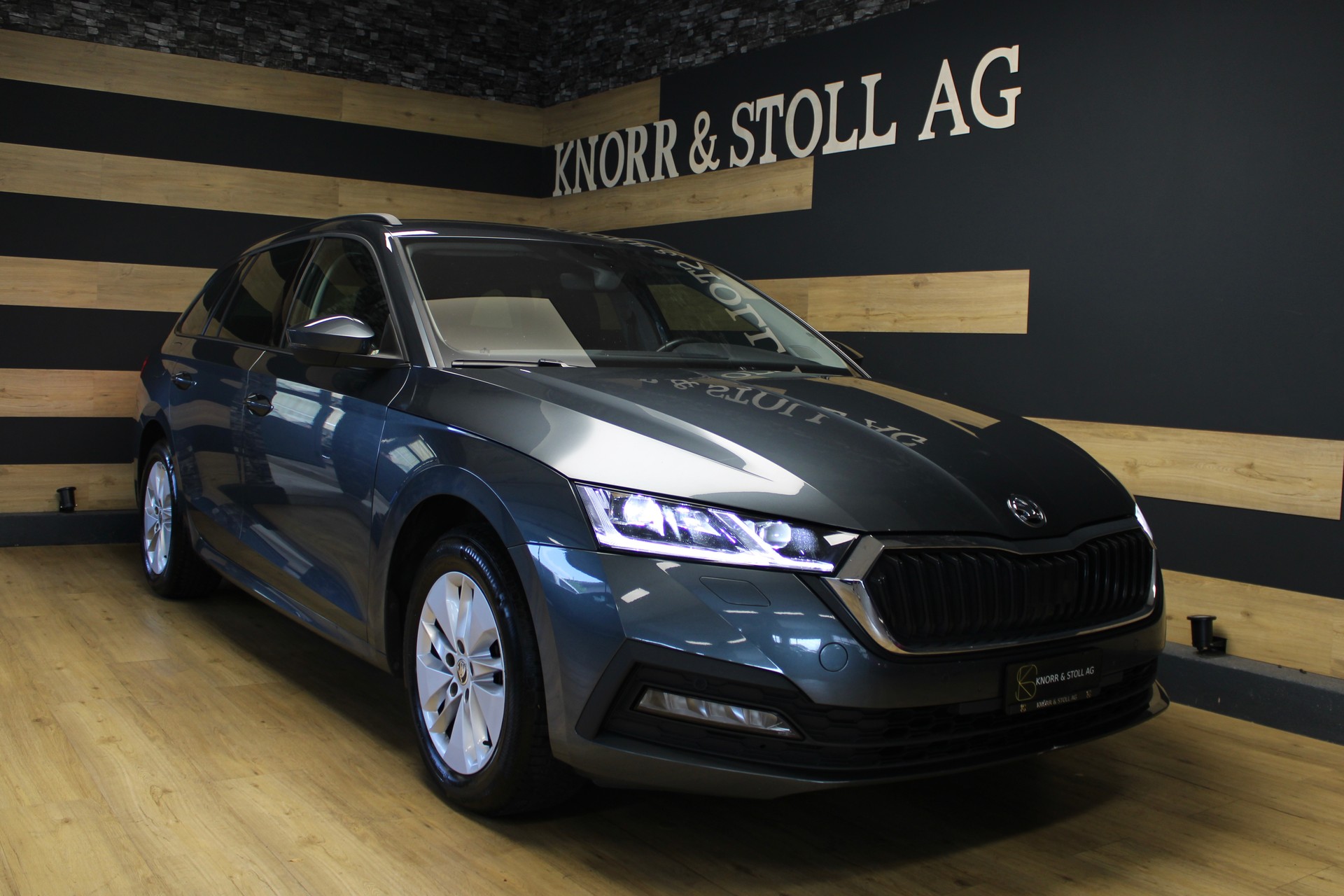 SKODA Octavia Combi 2.0 TDI DSG Ambition 4x4-showroom-element-1