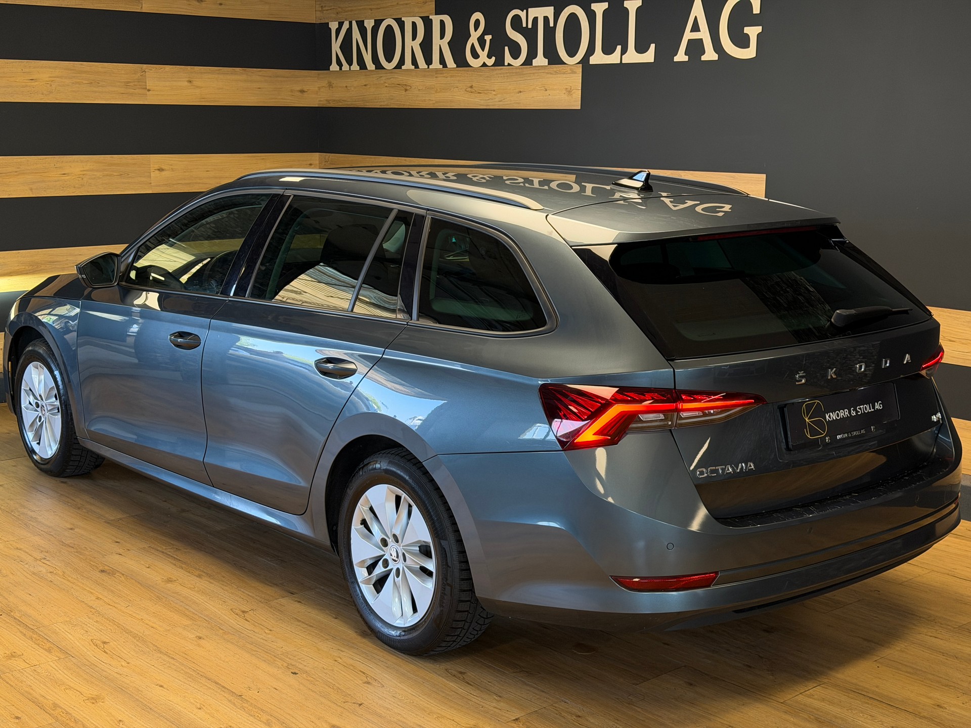 SKODA Octavia Combi 2.0 TDI DSG Ambition 4x4-image-18
