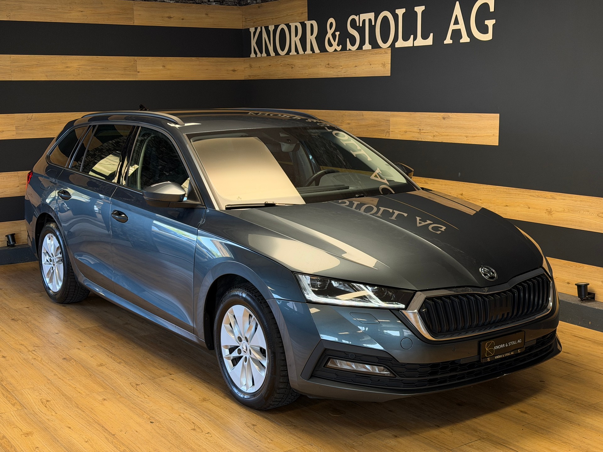 SKODA Octavia Combi 2.0 TDI DSG Ambition 4x4-showroom-element-3