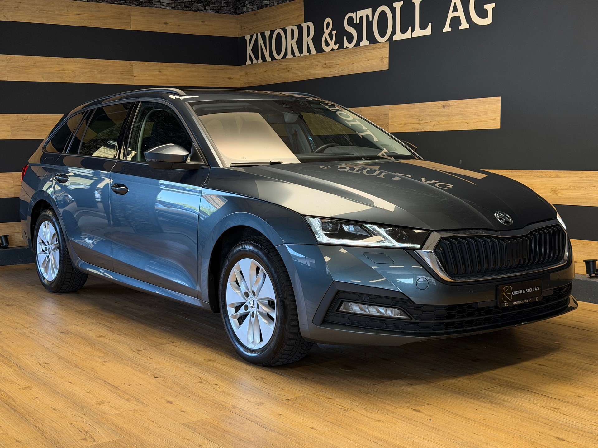 SKODA Octavia Combi 2.0 TDI DSG Ambition 4x4-showroom-element-1