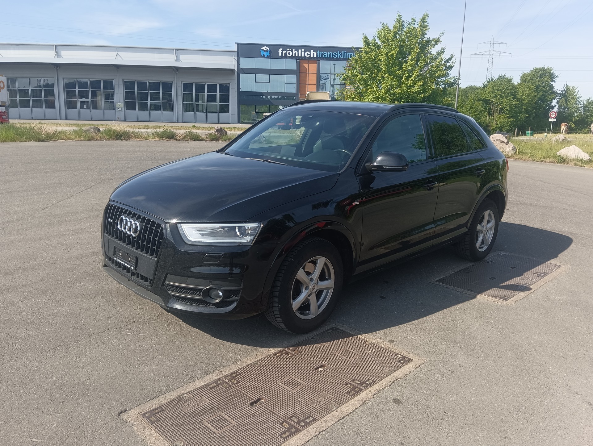 AUDI Q3 2.0 TFSI quattro S-tronic-image-3