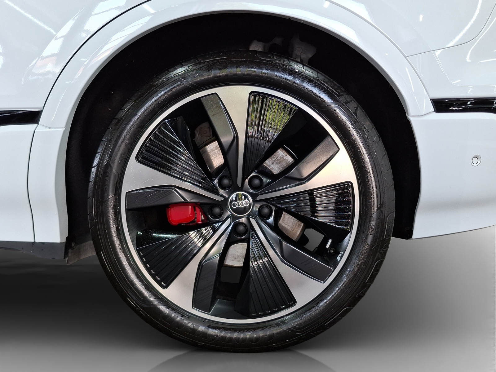 AUDI Q6 e-tron quattro-image-14