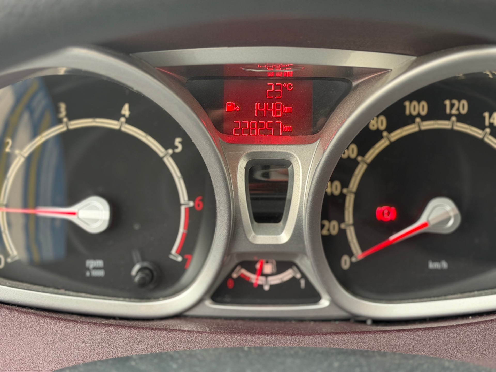 FORD Fiesta 1.6 16V Titanium-image-9
