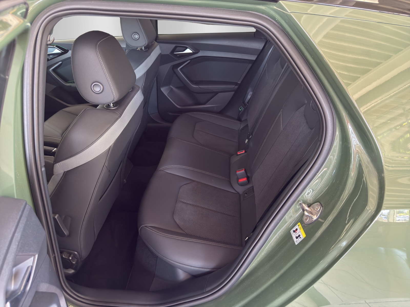 AUDI A1 Sportback 40 TFSI S Line S-tronic, districtgrün met.-image-11
