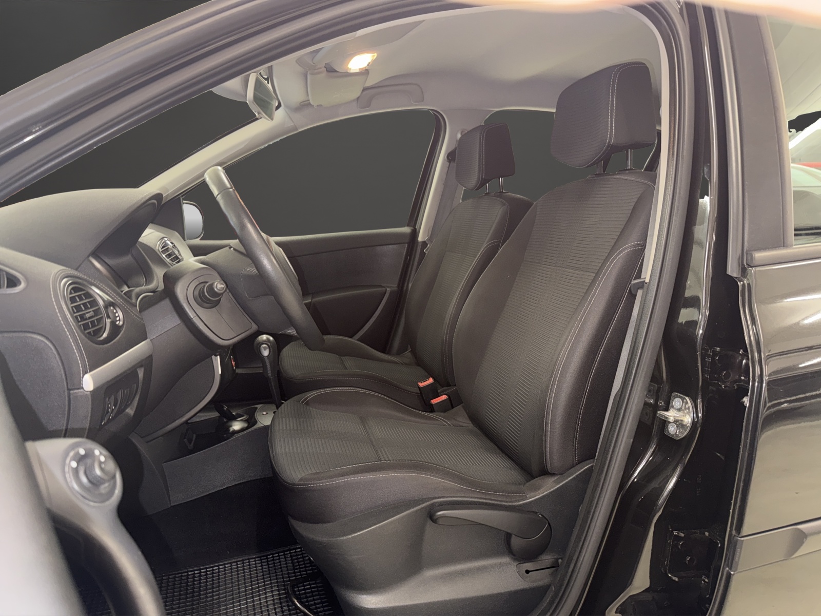 RENAULT Clio 1.6 16V 20th Edition Automatic-image-6