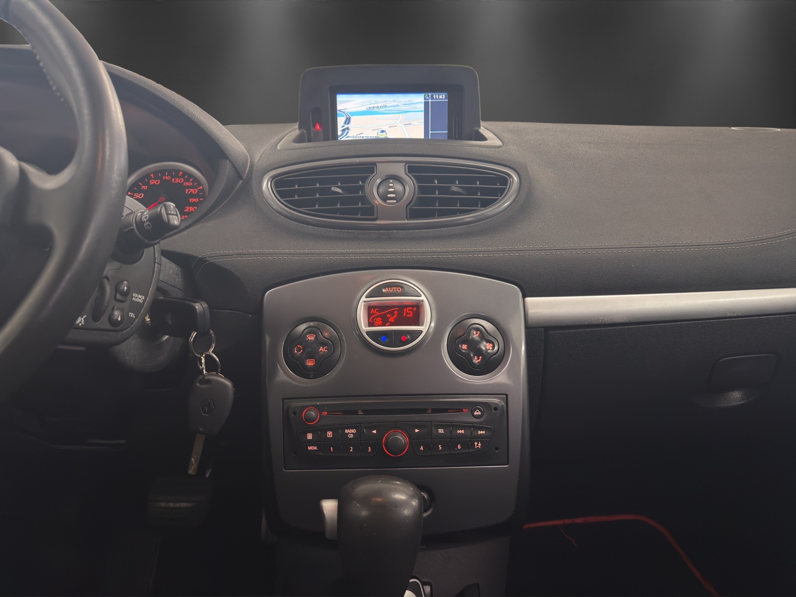 RENAULT Clio 1.6 16V 20th Edition Automatic-image-10