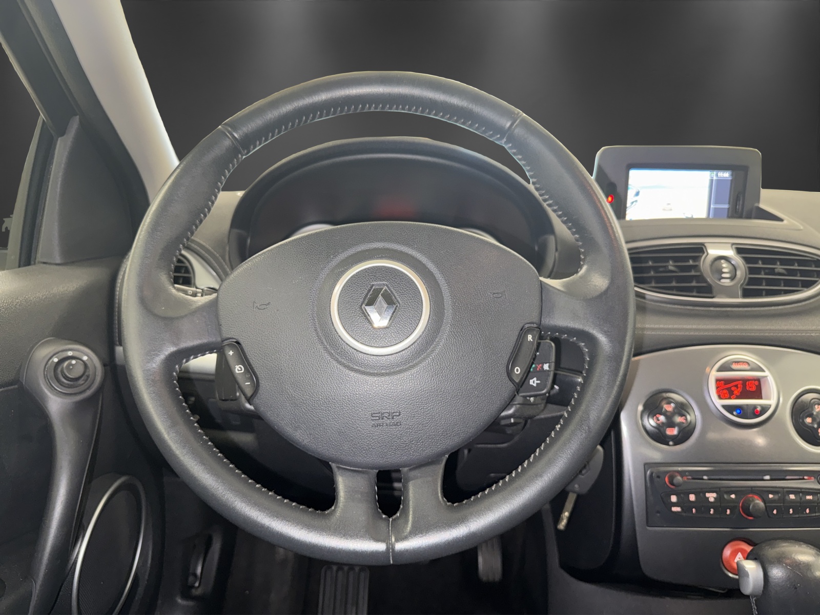 RENAULT Clio 1.6 16V 20th Edition Automatic-image-11