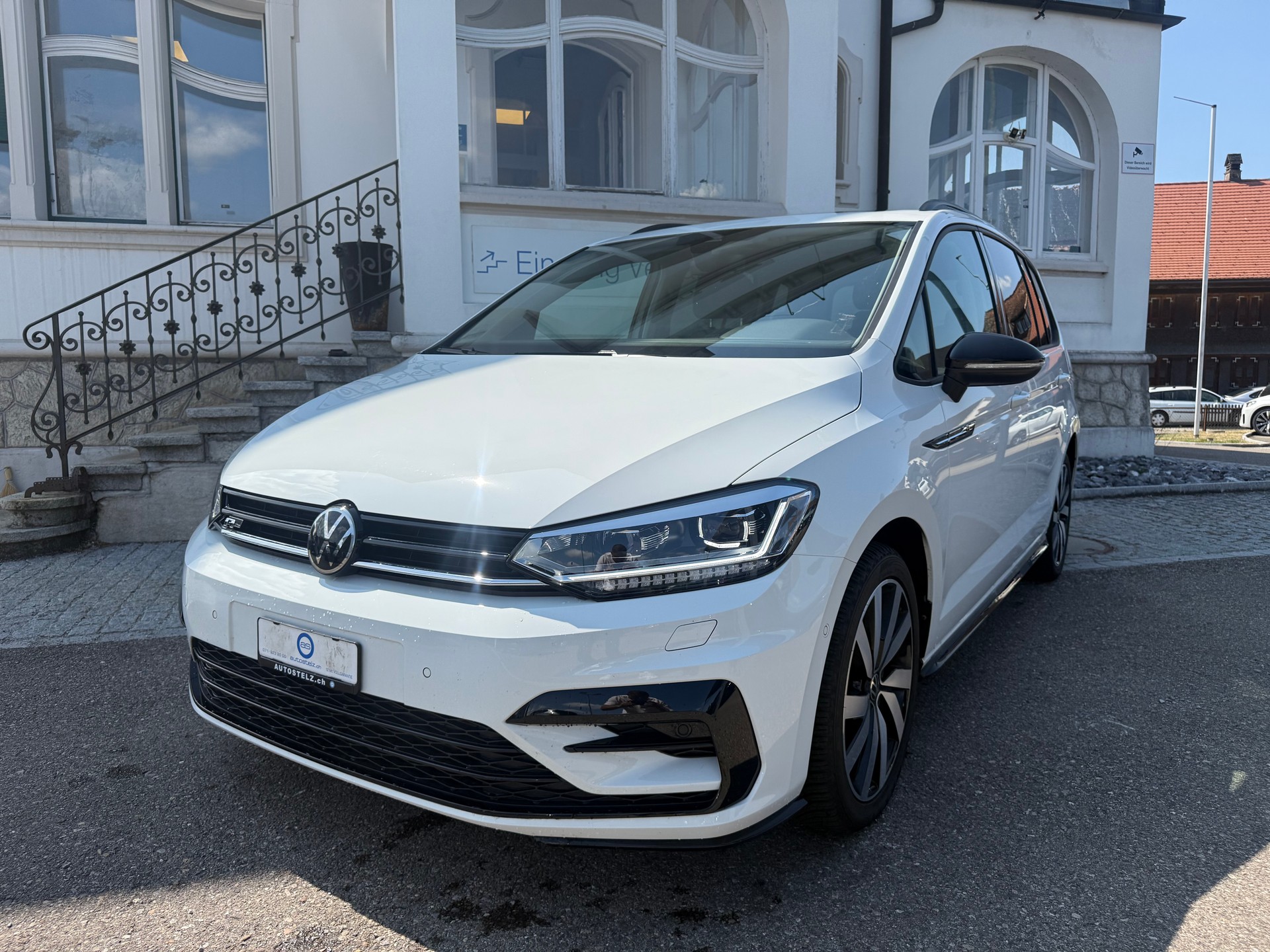 VW Touran 1.5 TSI Highline DSG R-LINE BLACK UND STYL / 48 MONATE WERK GARANTIE-showroom-element-1