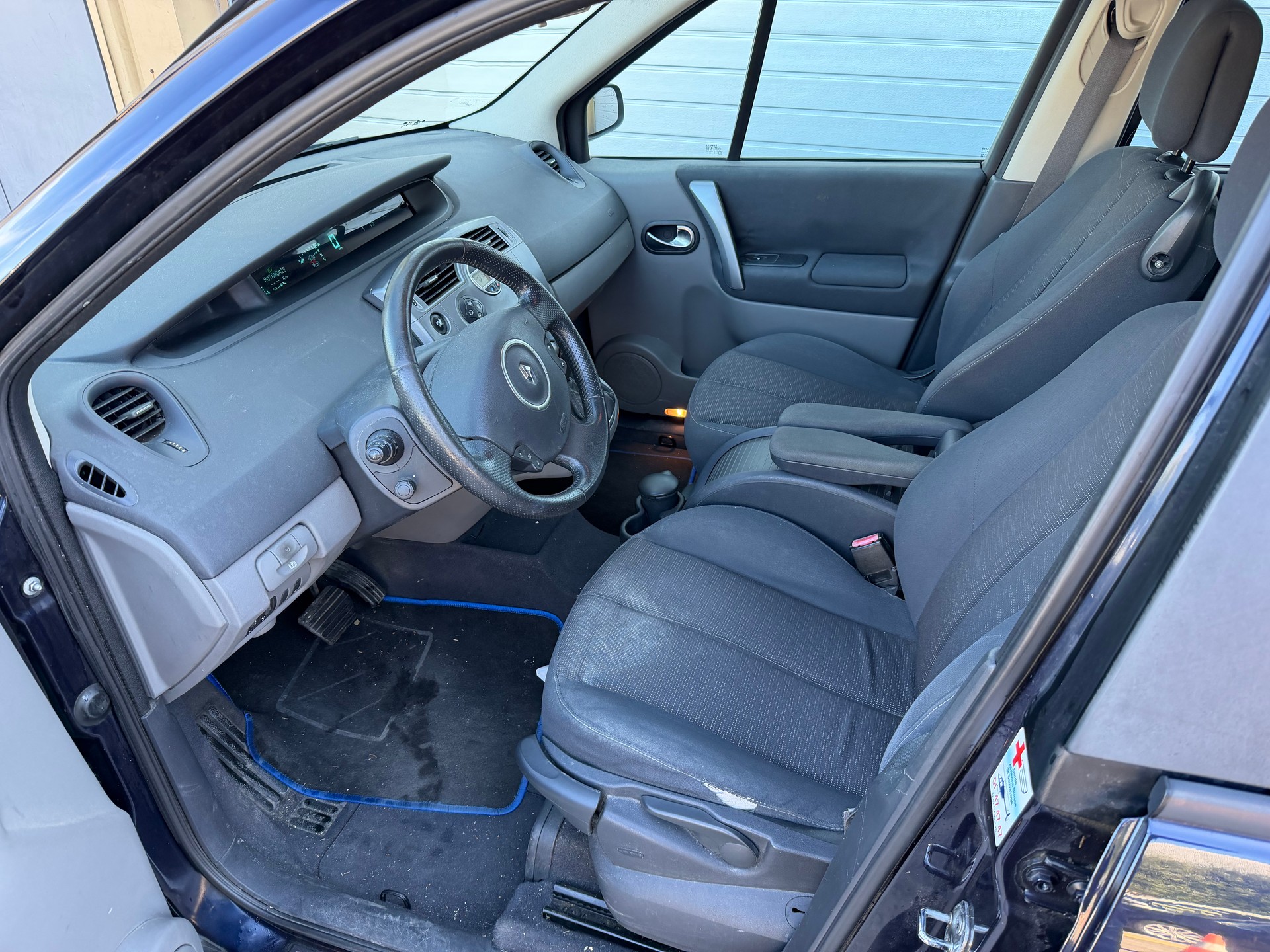 RENAULT Scénic 2.0 dCi Dynamique Automatic-image-12