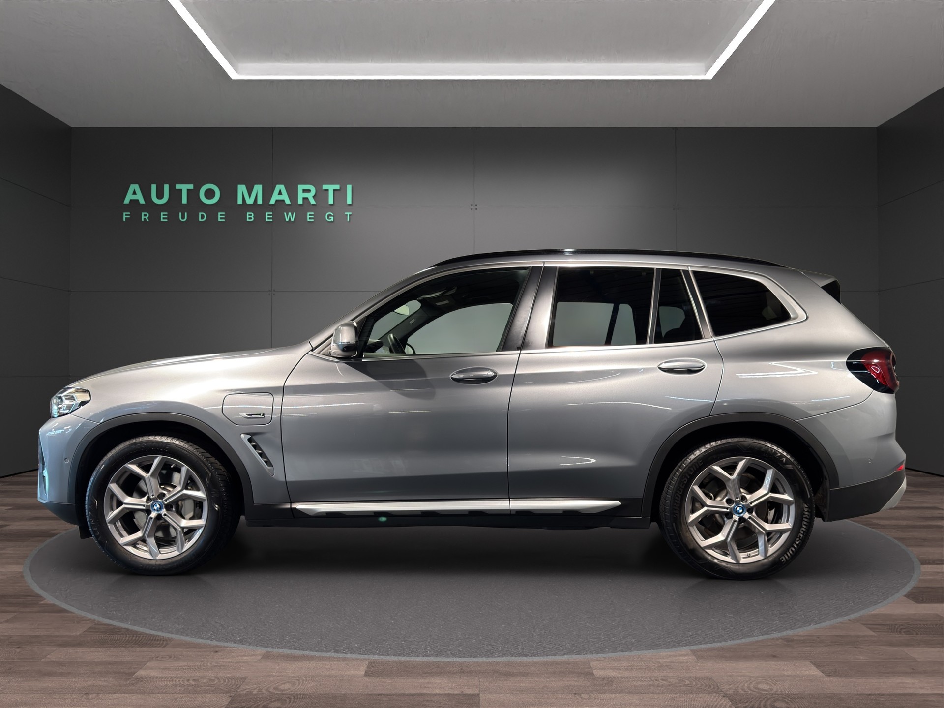 BMW X3 30e xDrive-showroom-element-2