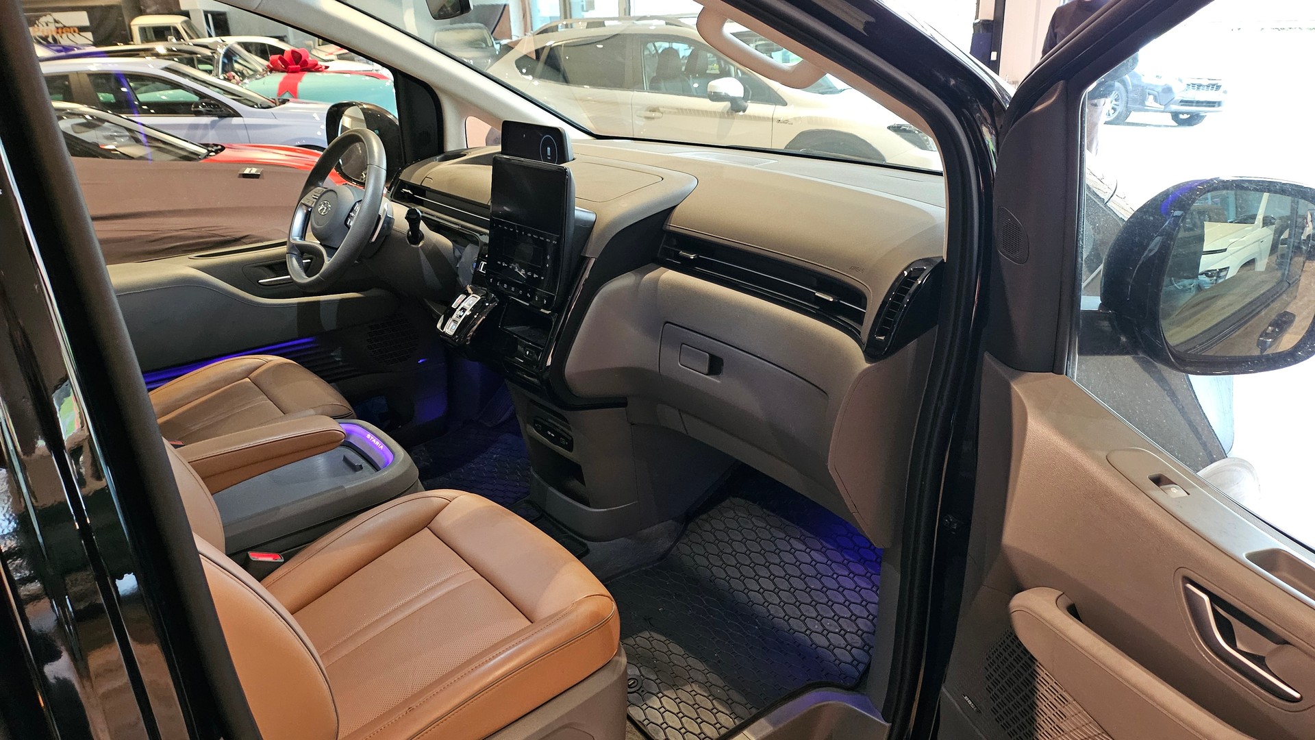 HYUNDAI Staria Premium 2.2 CRDi Vertex 4WD A-image-14