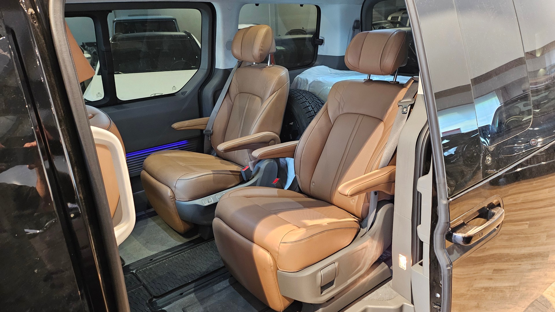 HYUNDAI Staria Premium 2.2 CRDi Vertex 4WD A-image-19