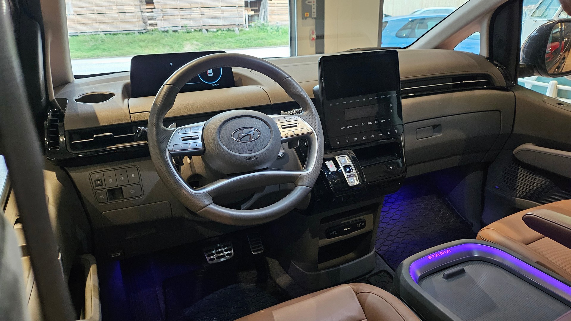 HYUNDAI Staria Premium 2.2 CRDi Vertex 4WD A-image-21