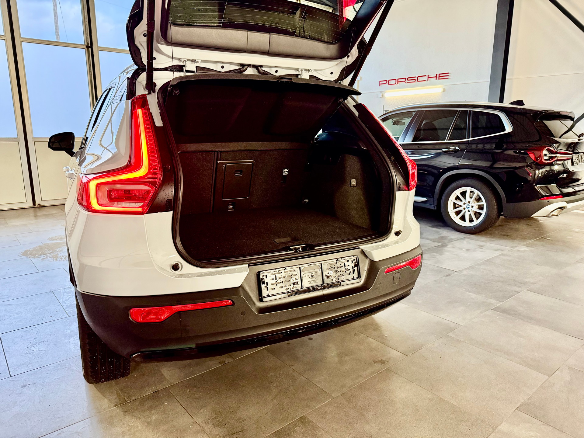 VOLVO XC40 T4 TwE R-Design Sport DCT-image-5