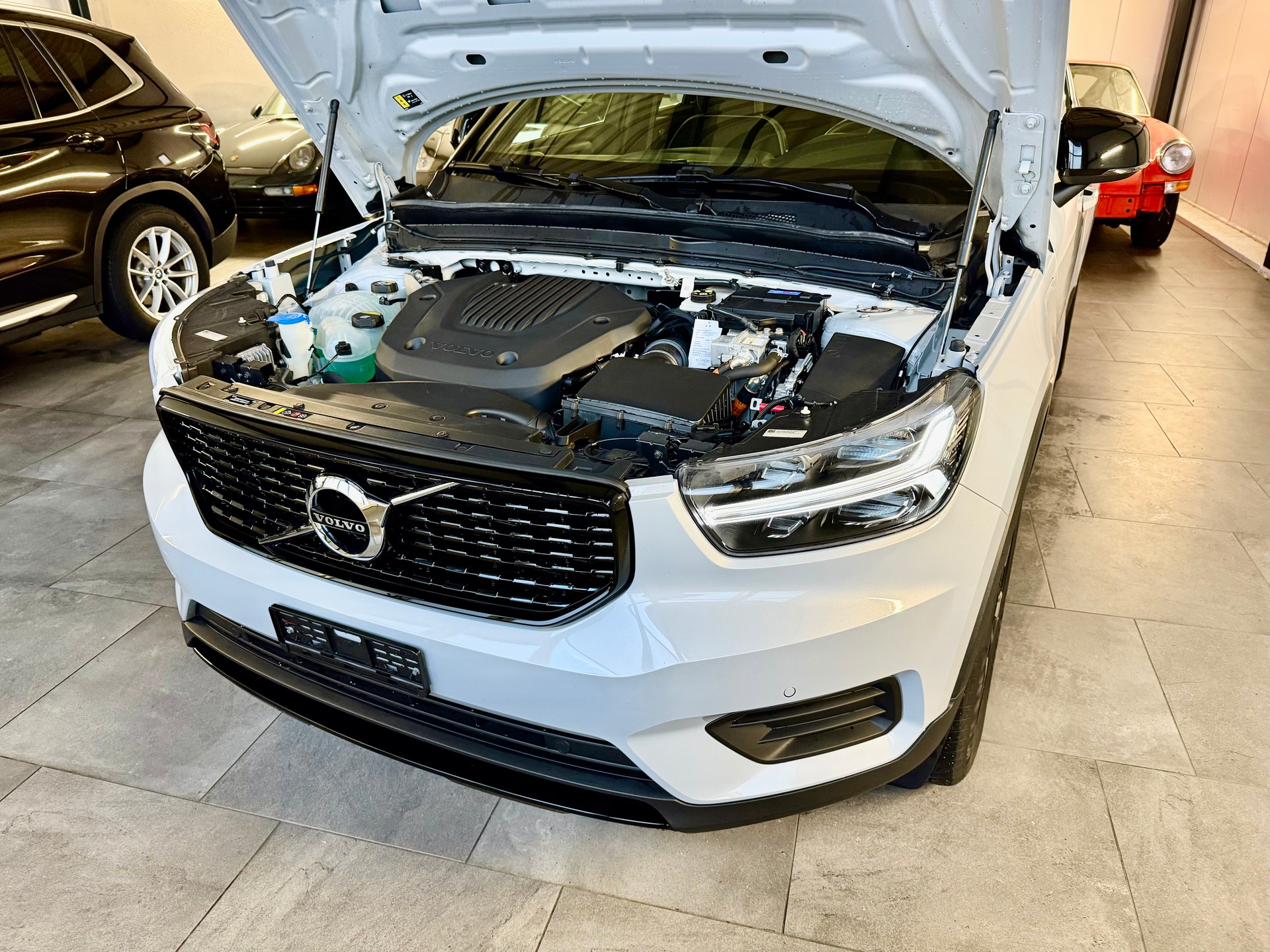VOLVO XC40 T4 TwE R-Design Sport DCT-image-4