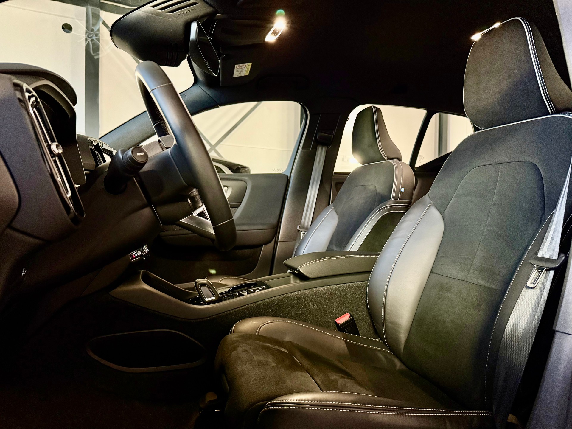 VOLVO XC40 T4 TwE R-Design Sport DCT-image-8