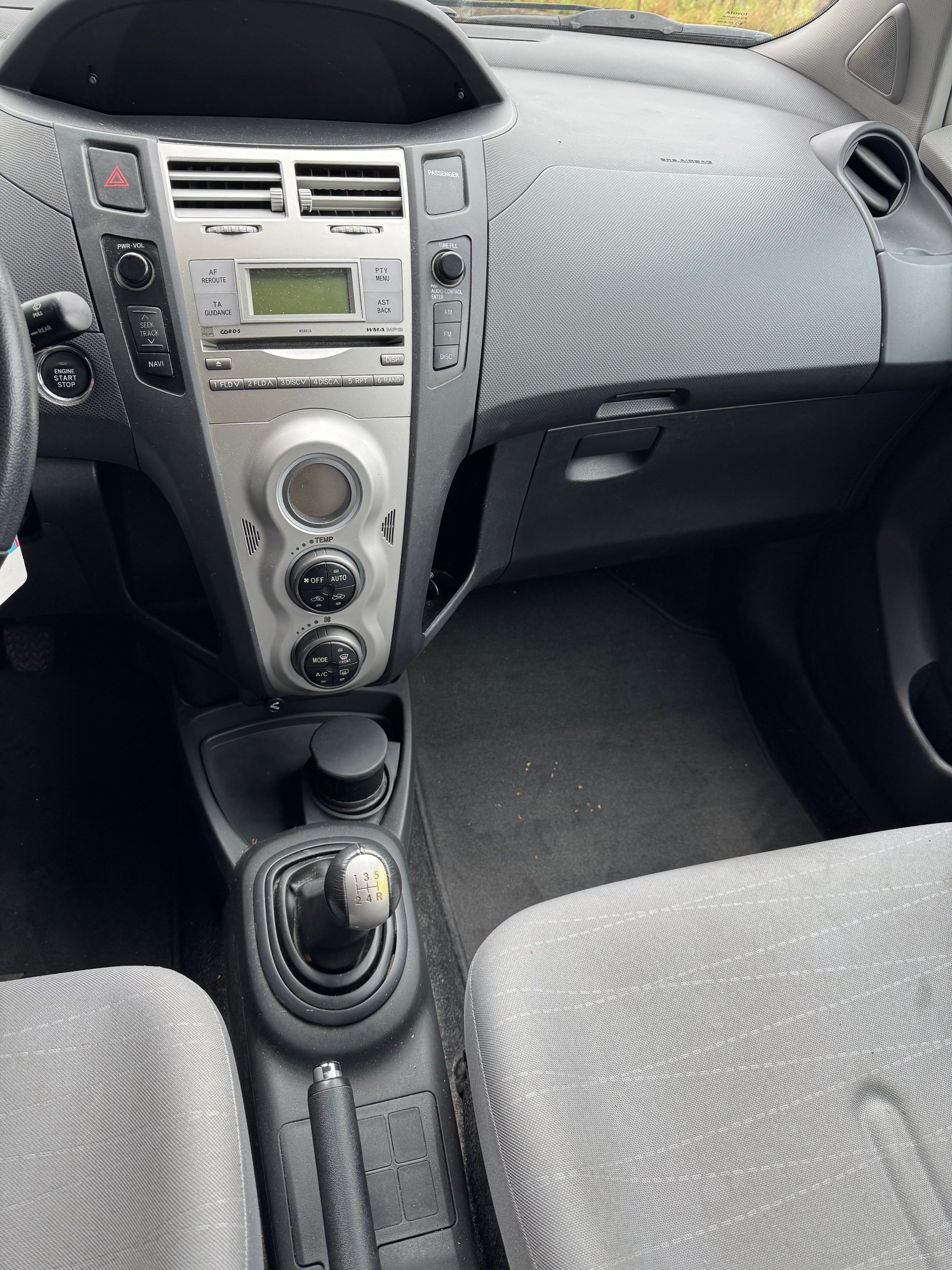 TOYOTA Yaris 1.4 D-4D Linea Sol-image-9