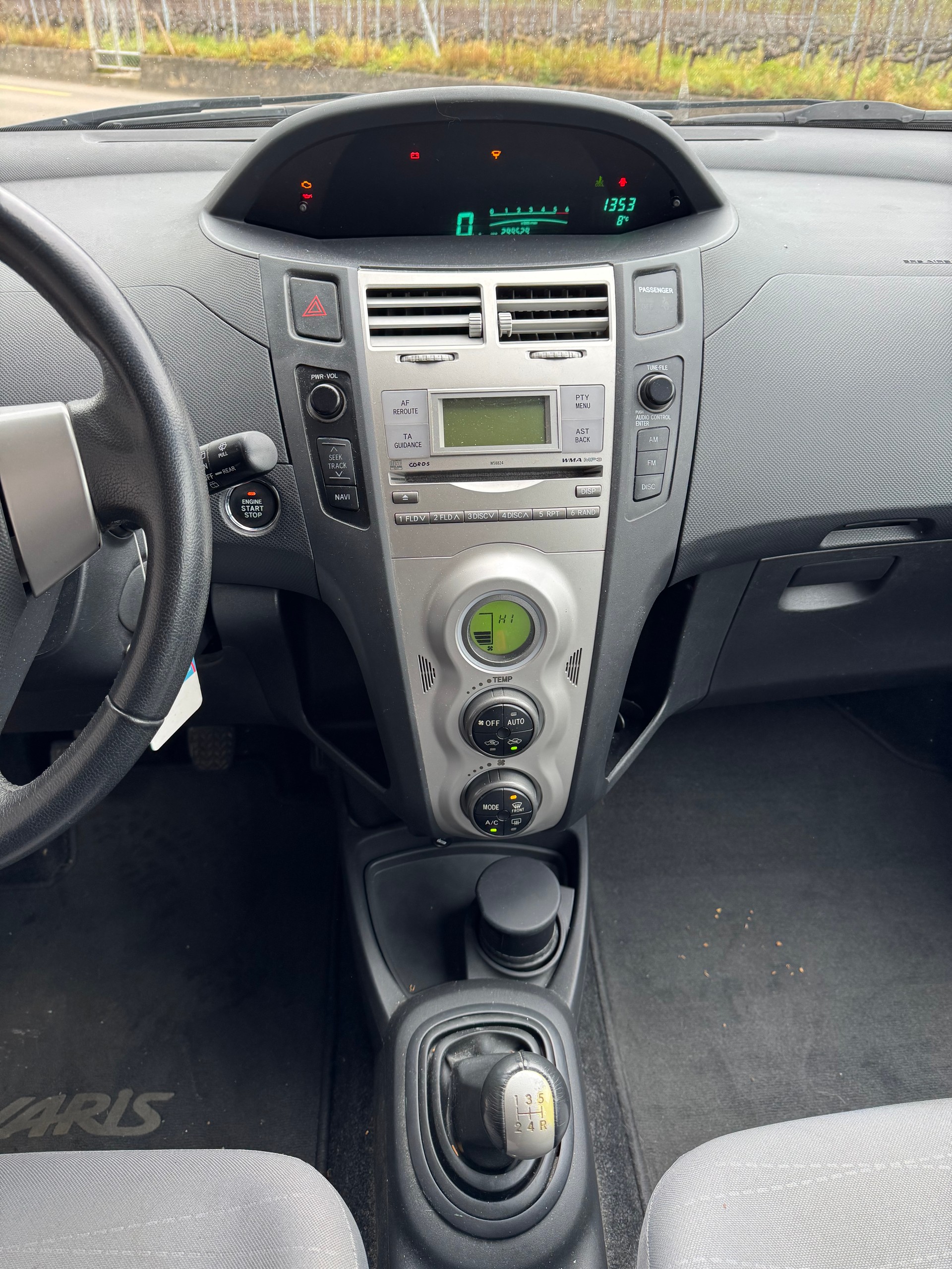 TOYOTA Yaris 1.4 D-4D Linea Sol-image-6