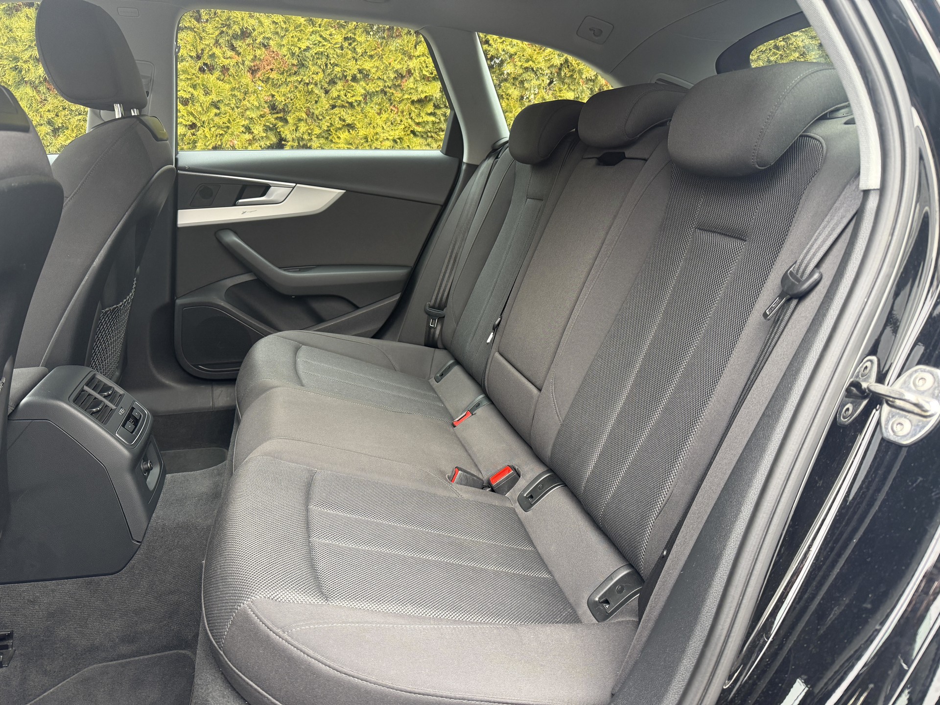 AUDI A4 Avant 40 TDI Attraction quattro S-tronic-image-19