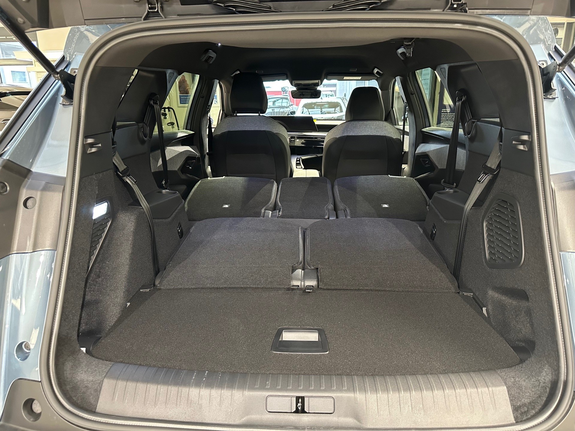 PEUGEOT 5008 1.2 Hybrid Allure Premium-image-6