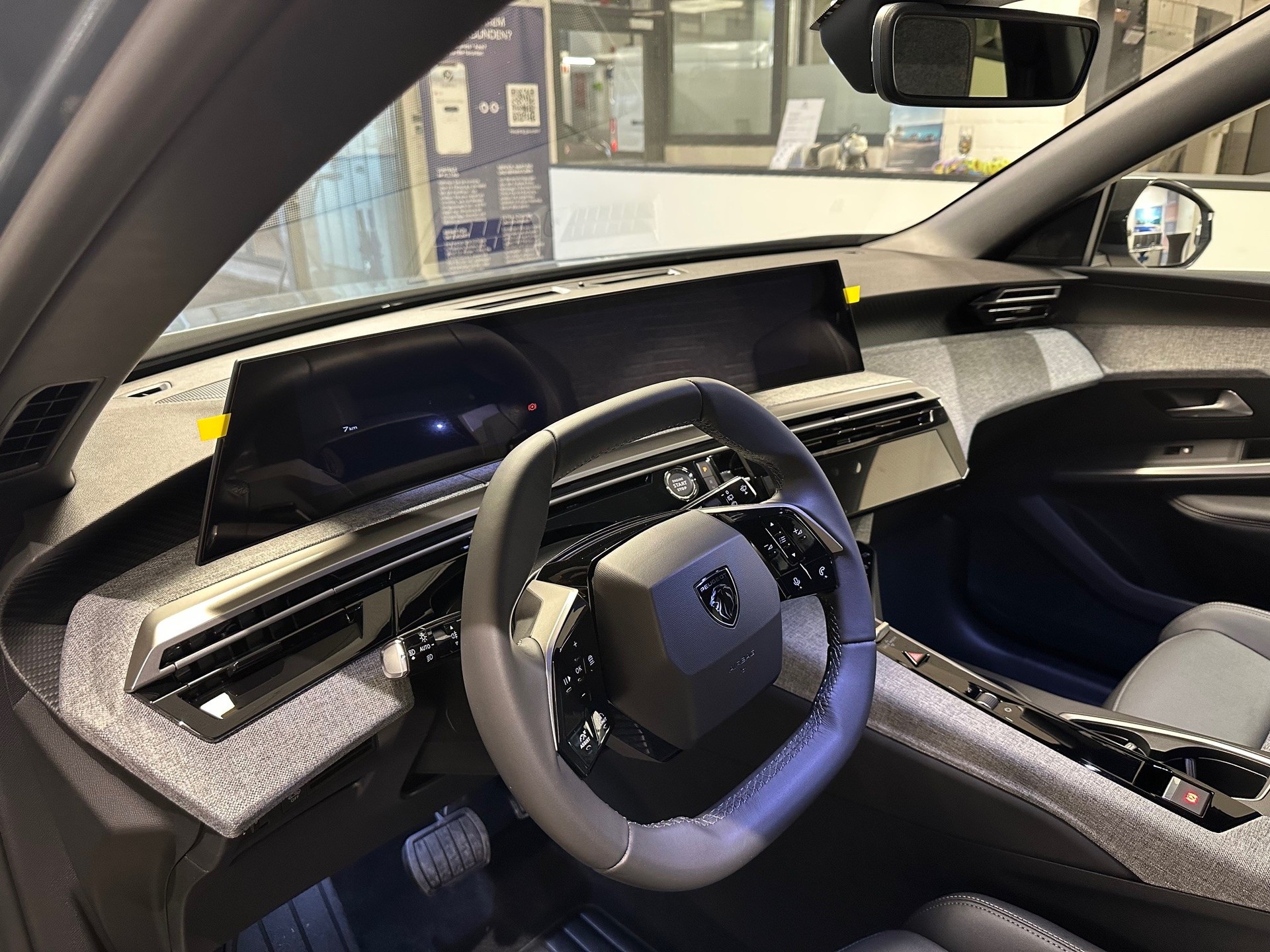 PEUGEOT 5008 1.2 Hybrid Allure Premium-image-12