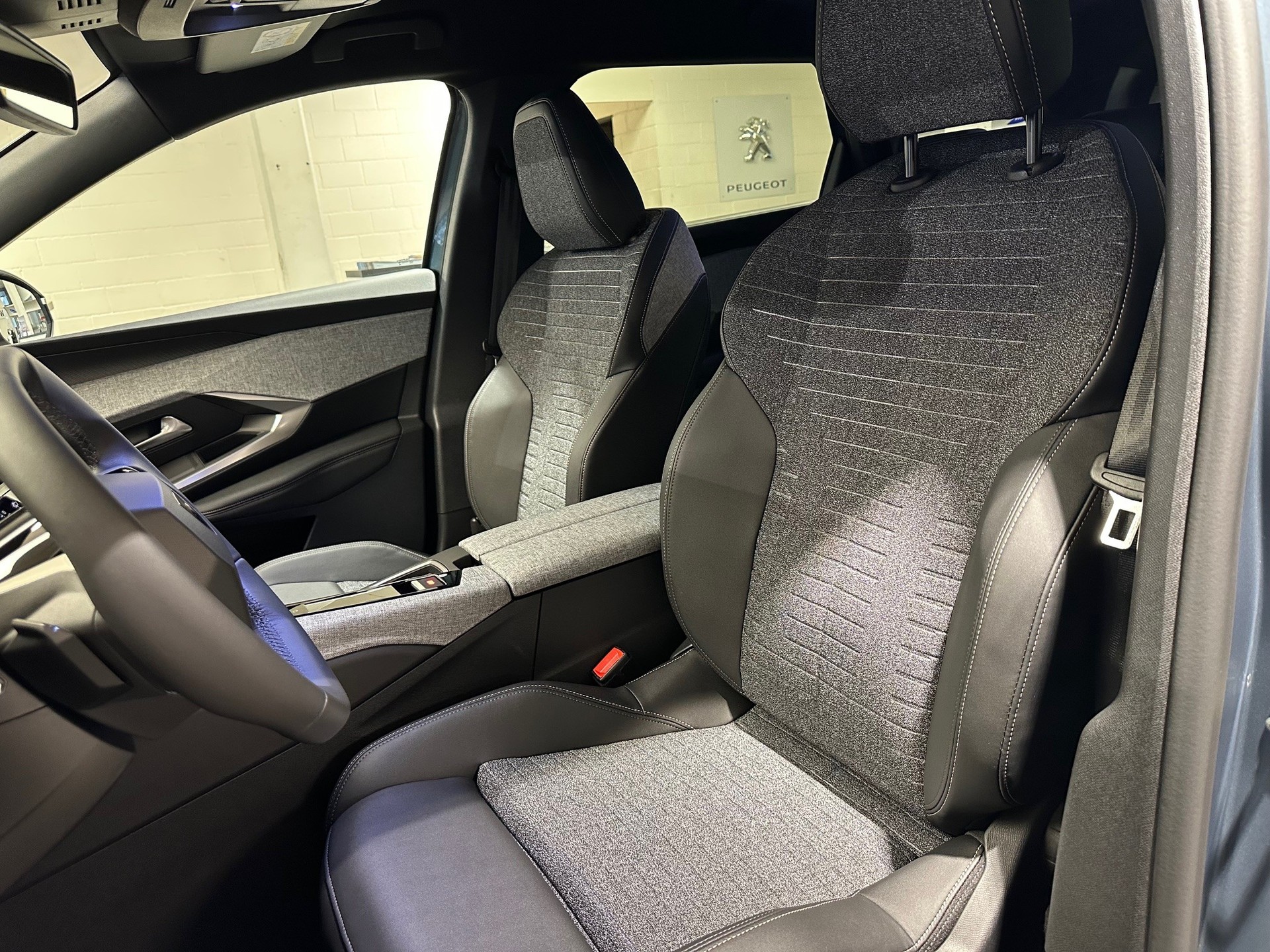 PEUGEOT 5008 1.2 Hybrid Allure Premium-image-10