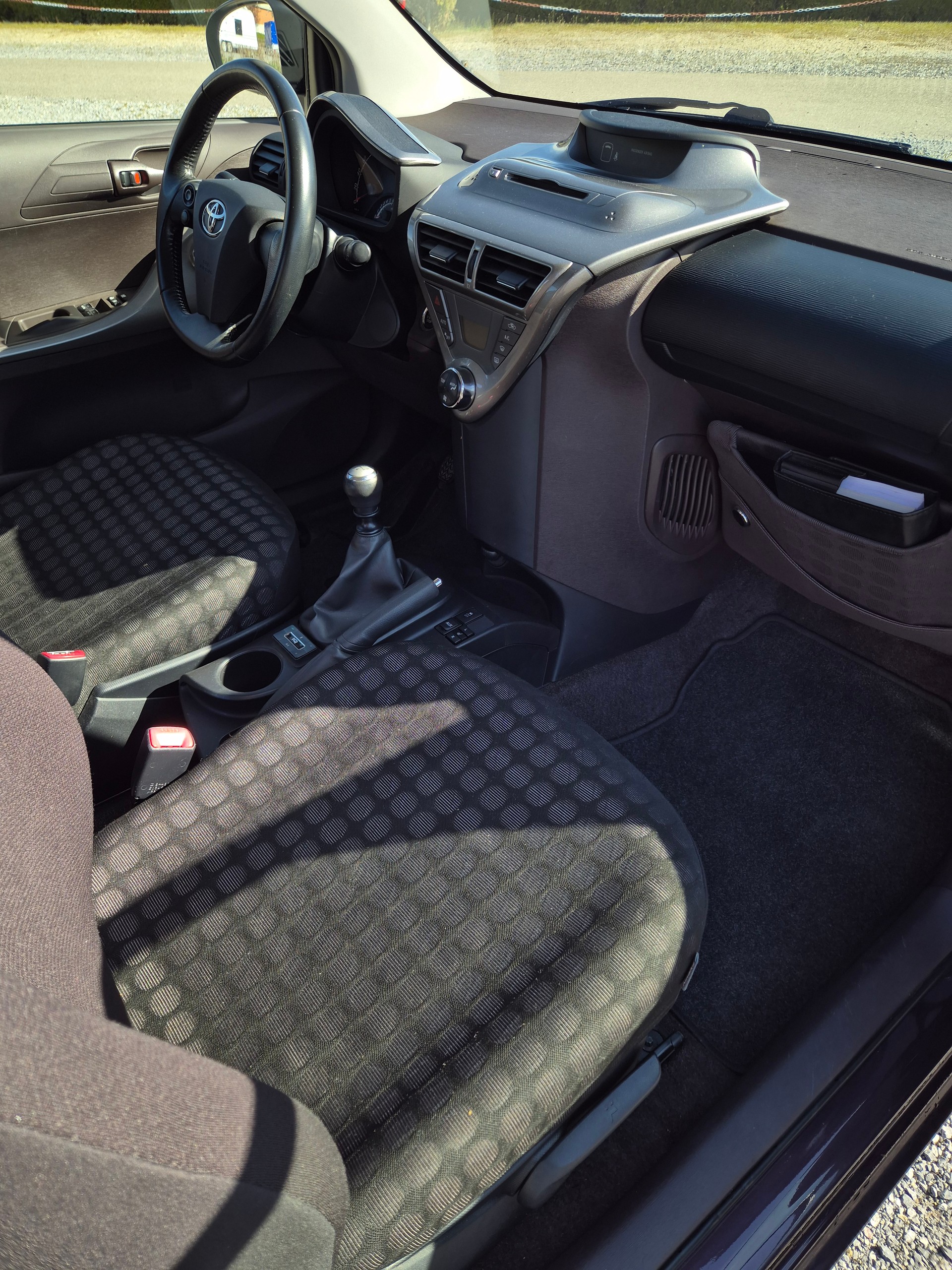 TOYOTA iQ 1.0 VVT-i-image-3