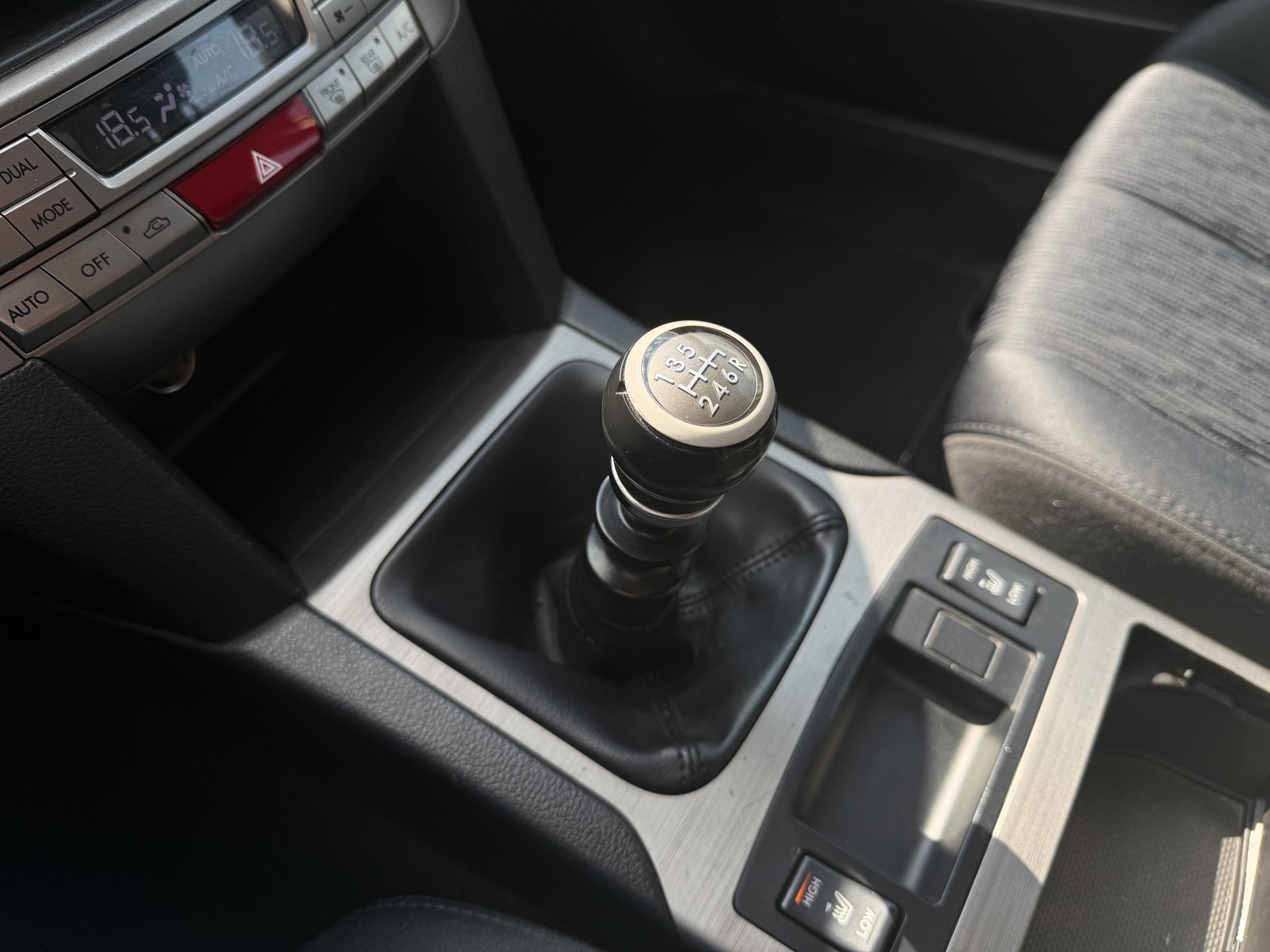 SUBARU Legacy 2.0i Swiss Special AWD-image-13