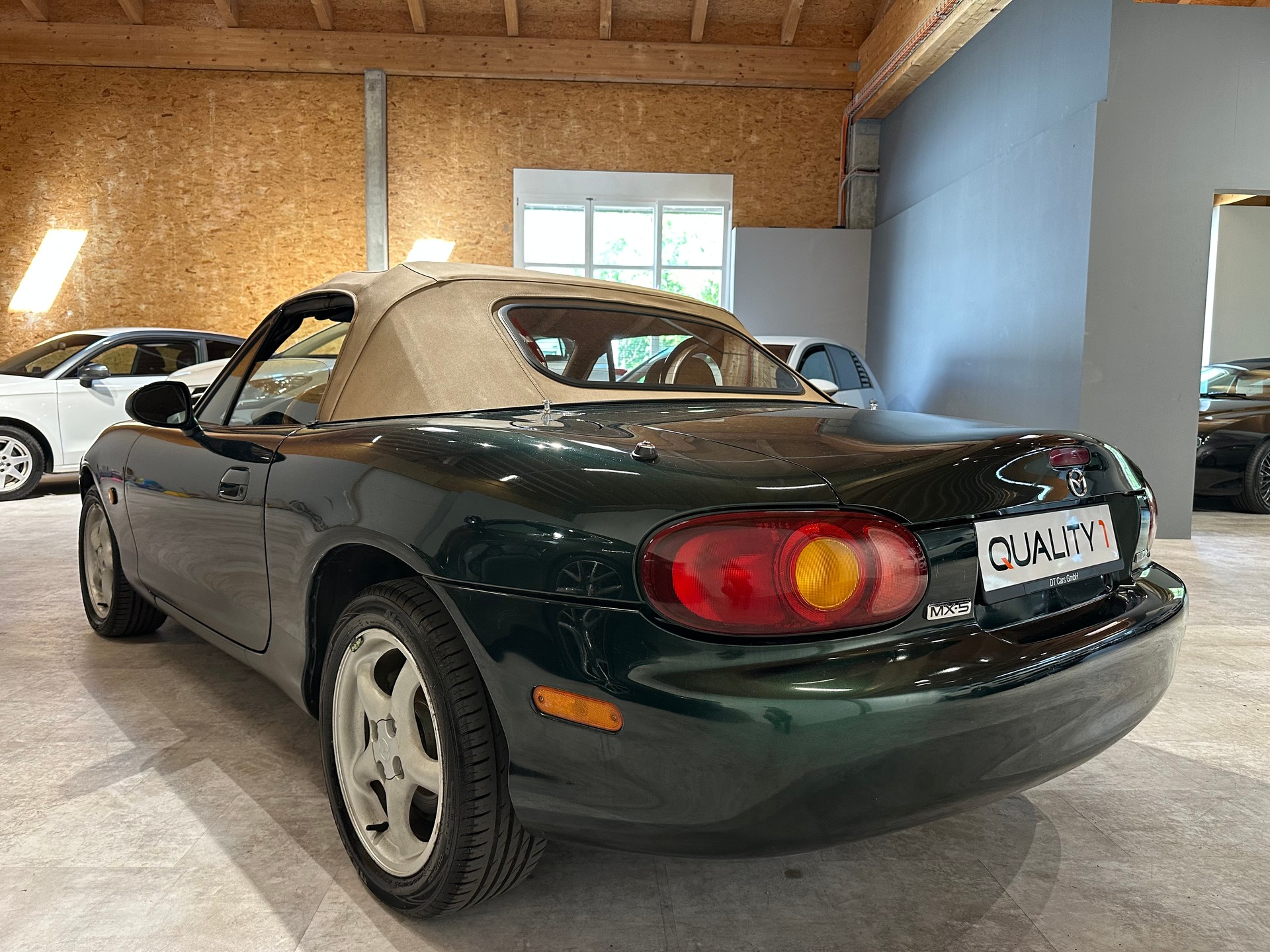 MAZDA MX-5 1.6i-16 B.Classic/Ab MFK/Frisch ab Service-showroom-element-3