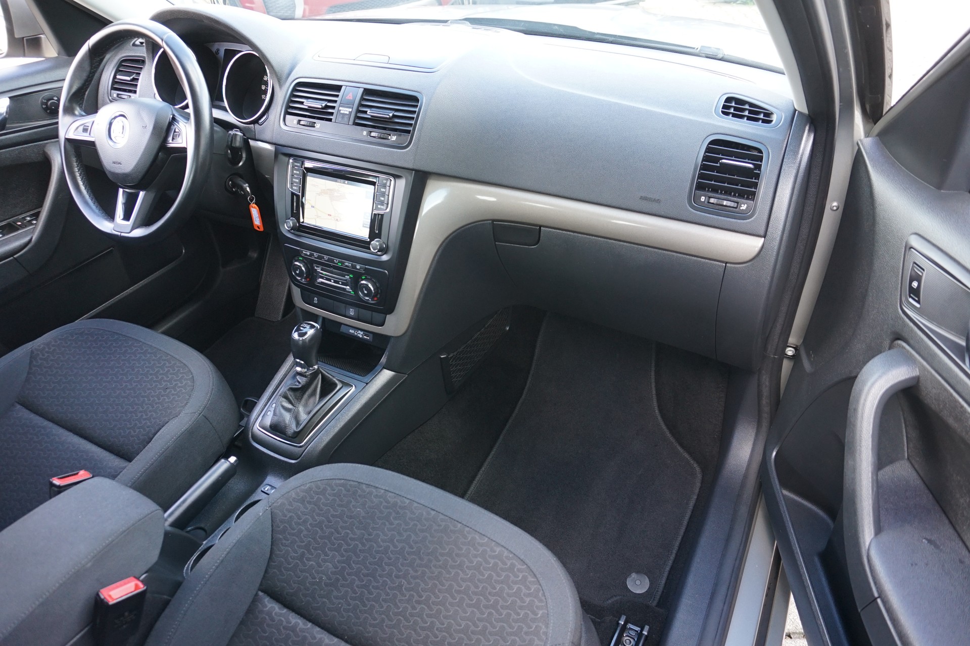 SKODA Yeti 1.4 TSI Elegance DSG-Automat 122PS-image-15