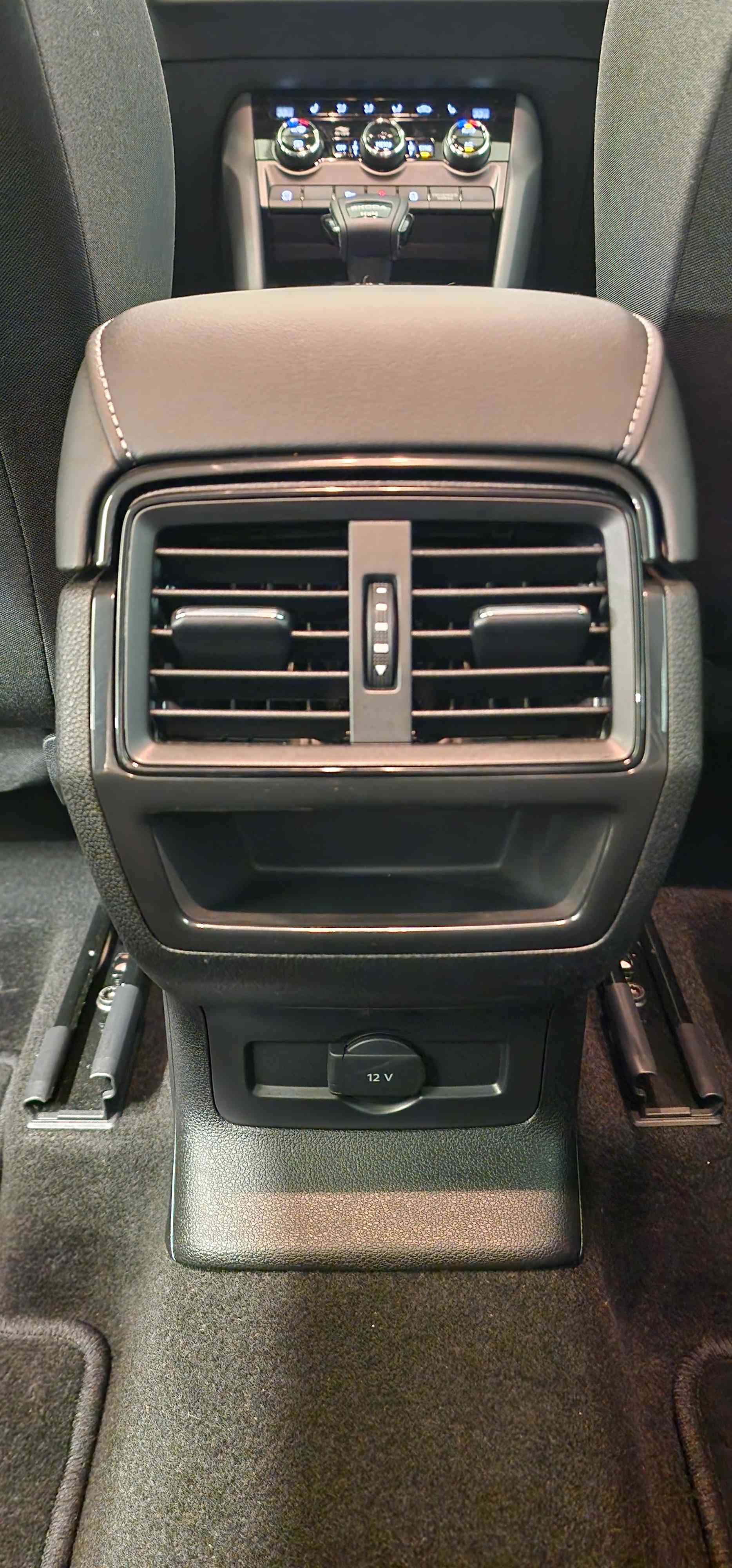 SKODA Karoq 2.0 TDI CR Dynamic 4x4 DSG-image-16