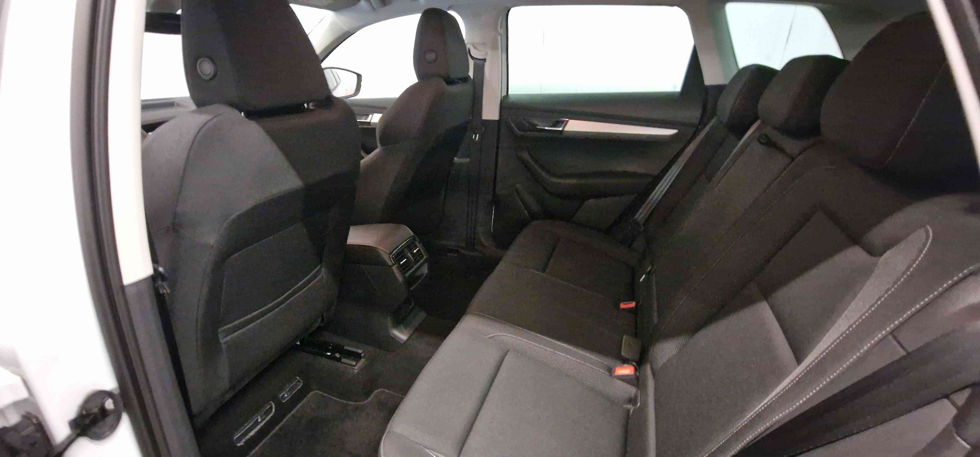 SKODA Karoq 2.0 TDI CR Dynamic 4x4 DSG-image-17
