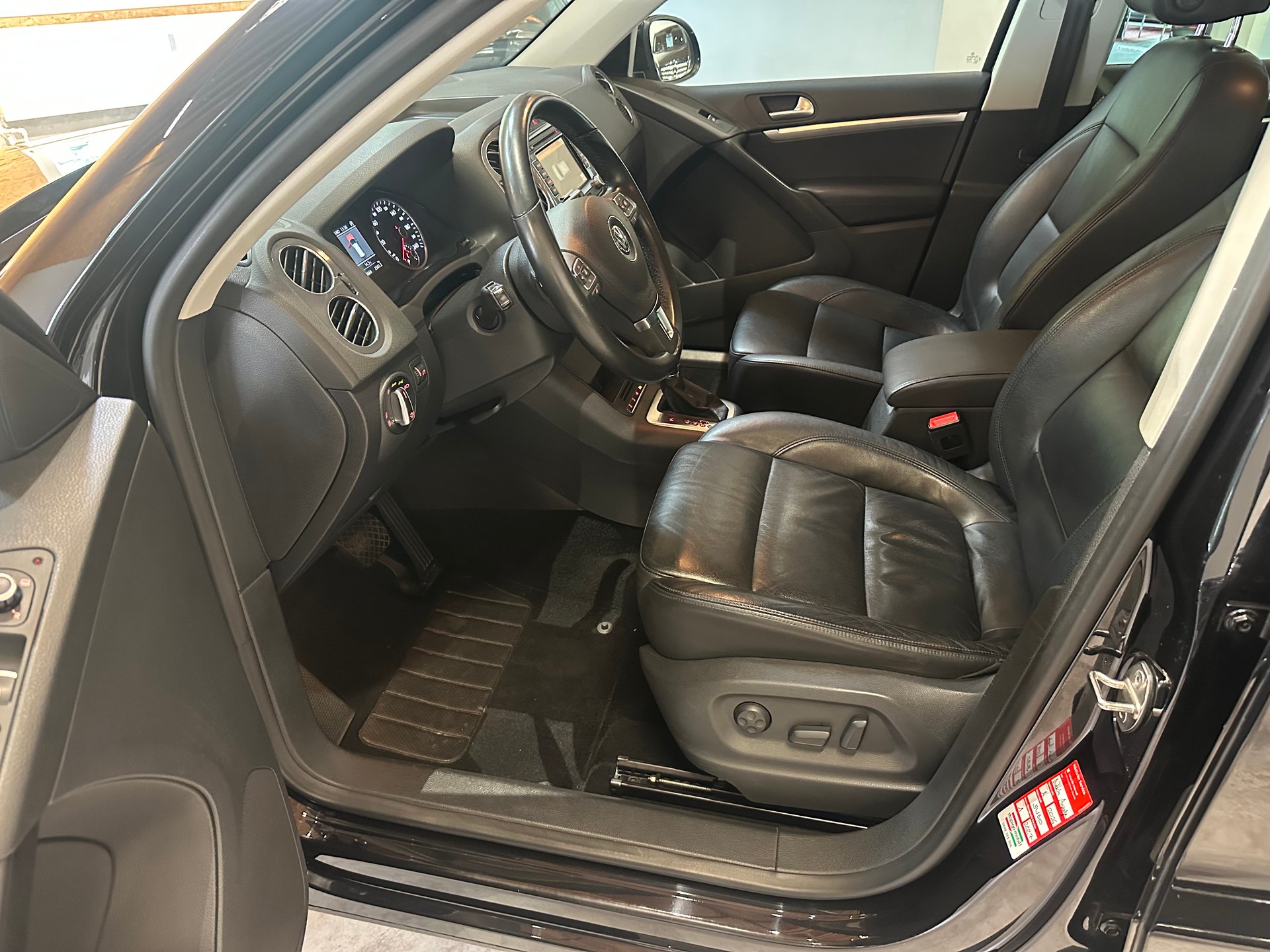 VW Tiguan 2.0 TDI BMT Design 4Motion DSG/Lückenlos VW-servicegepflegt/Äusserst gepflegter Zustand!-image-9