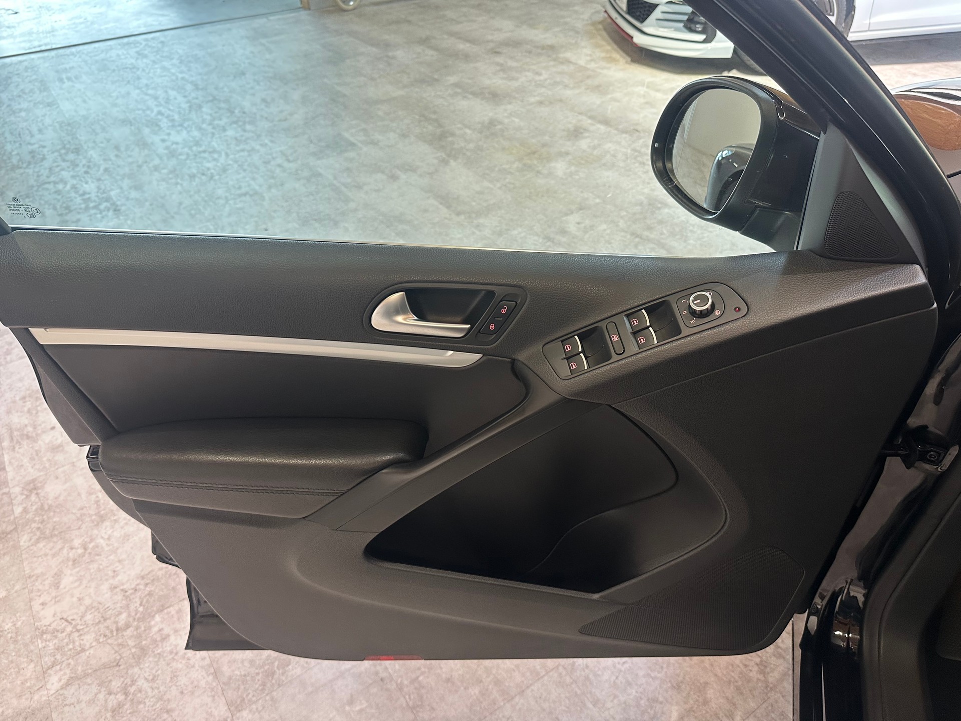 VW Tiguan 2.0 TDI BMT Design 4Motion DSG/Lückenlos VW-servicegepflegt/Äusserst gepflegter Zustand!-image-11