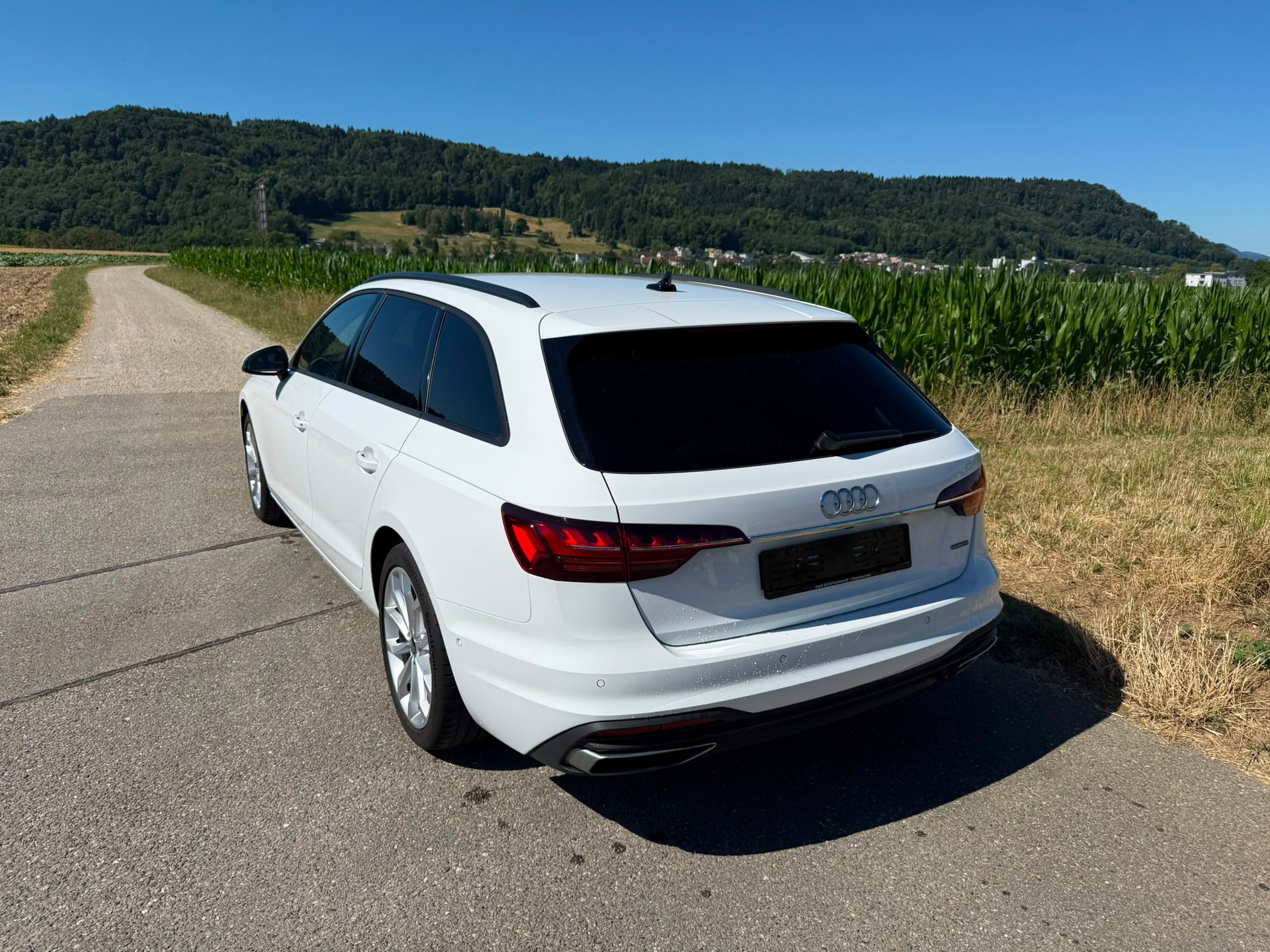 AUDI A4 Avant 40 TDI Attraction quattro S-tronic-image-2
